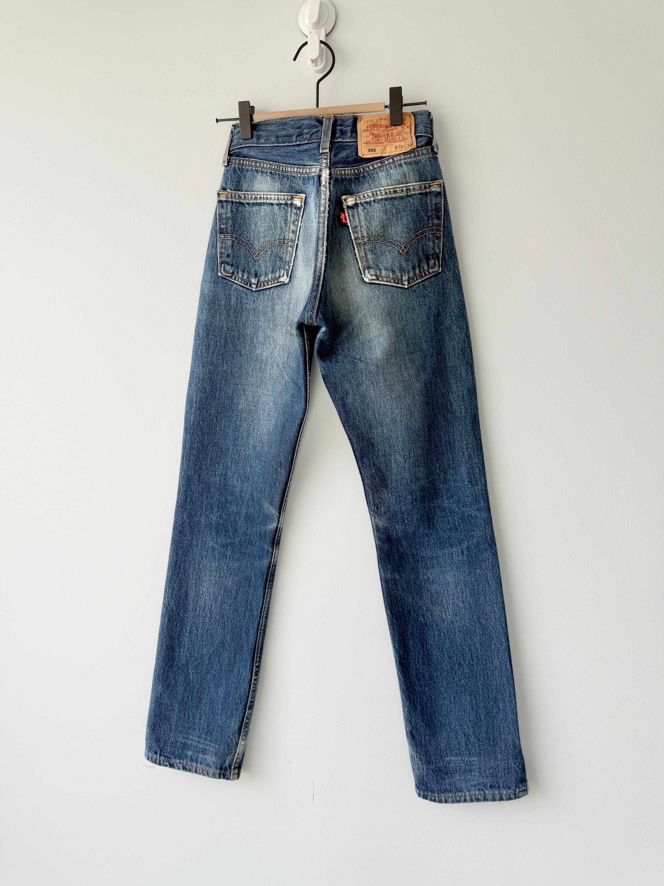 soft Levis 501s  vintage w22/23 L31 dark faded blue 501s made in U.K. 90s straight leg jeans 501 22”/23” waist (mayuk)