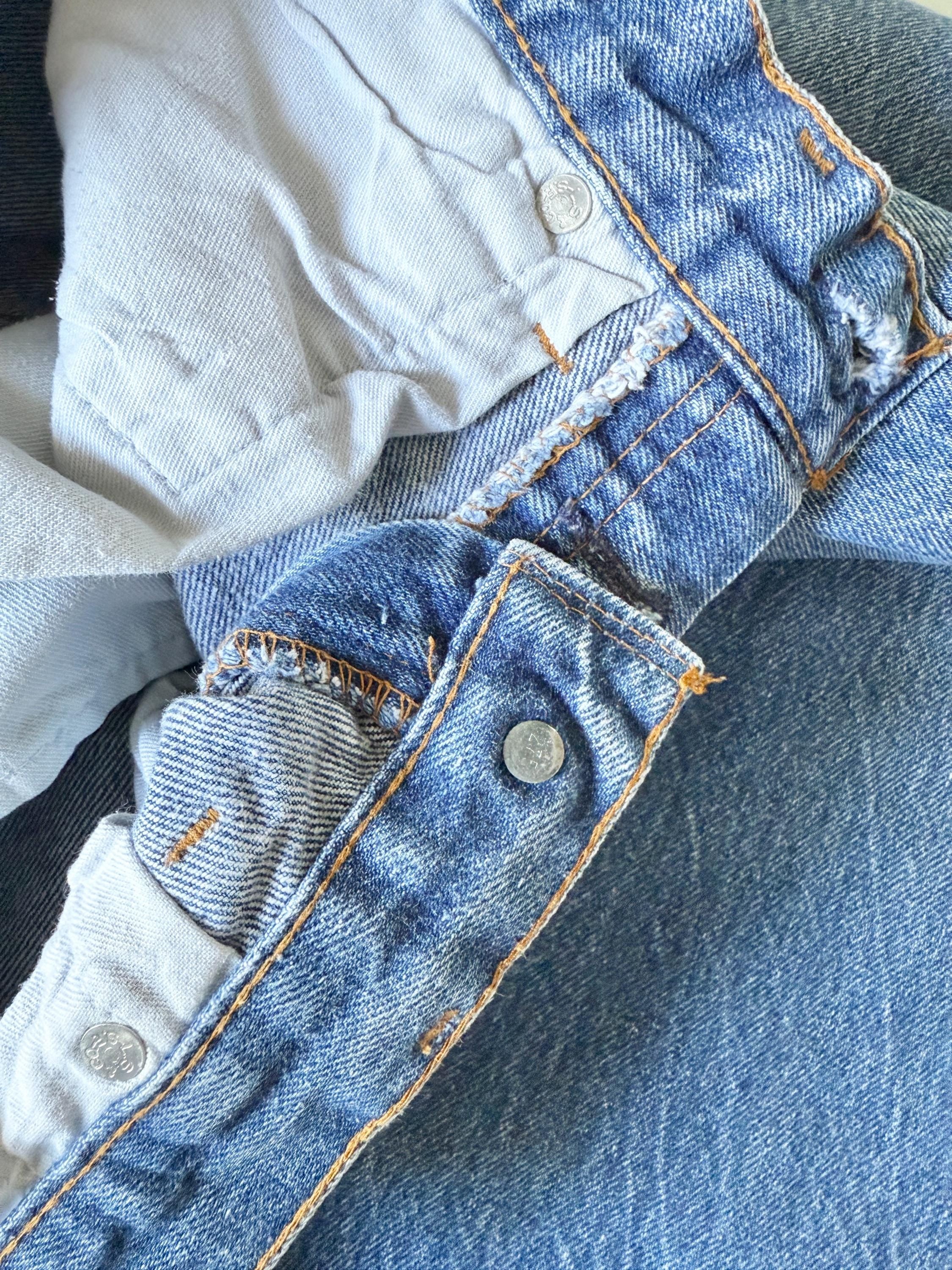 W26 L28 Levis 501 vintage 25-26” measured waist raw dark blue faded  made in 70s France  hol