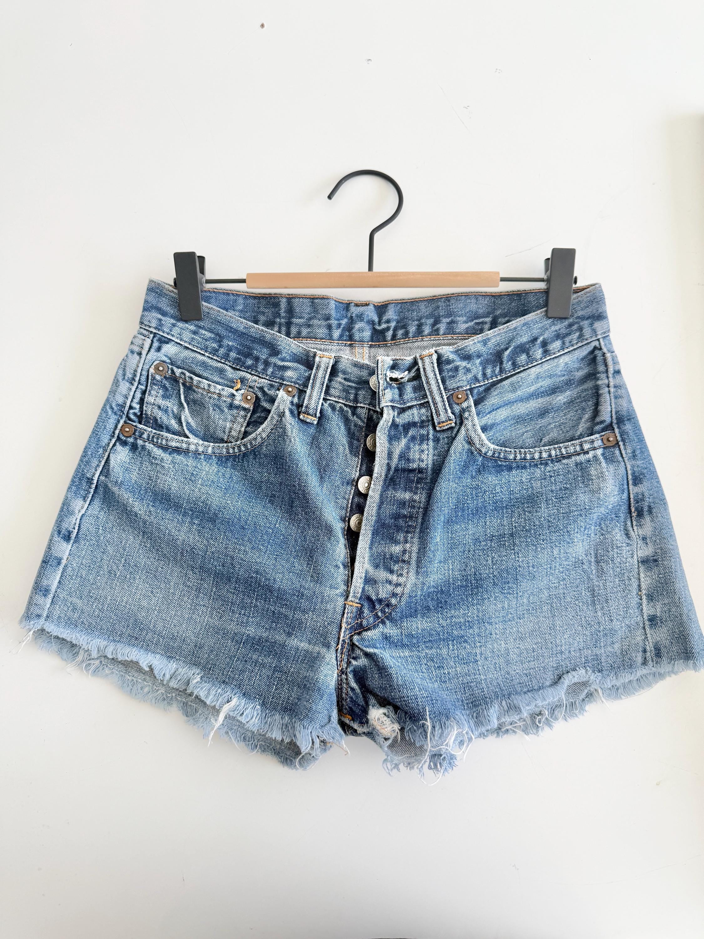 W27 selvedge Levis 501 vintage shorts 26-28” measured waist medium faded blue made in USA 70/80s