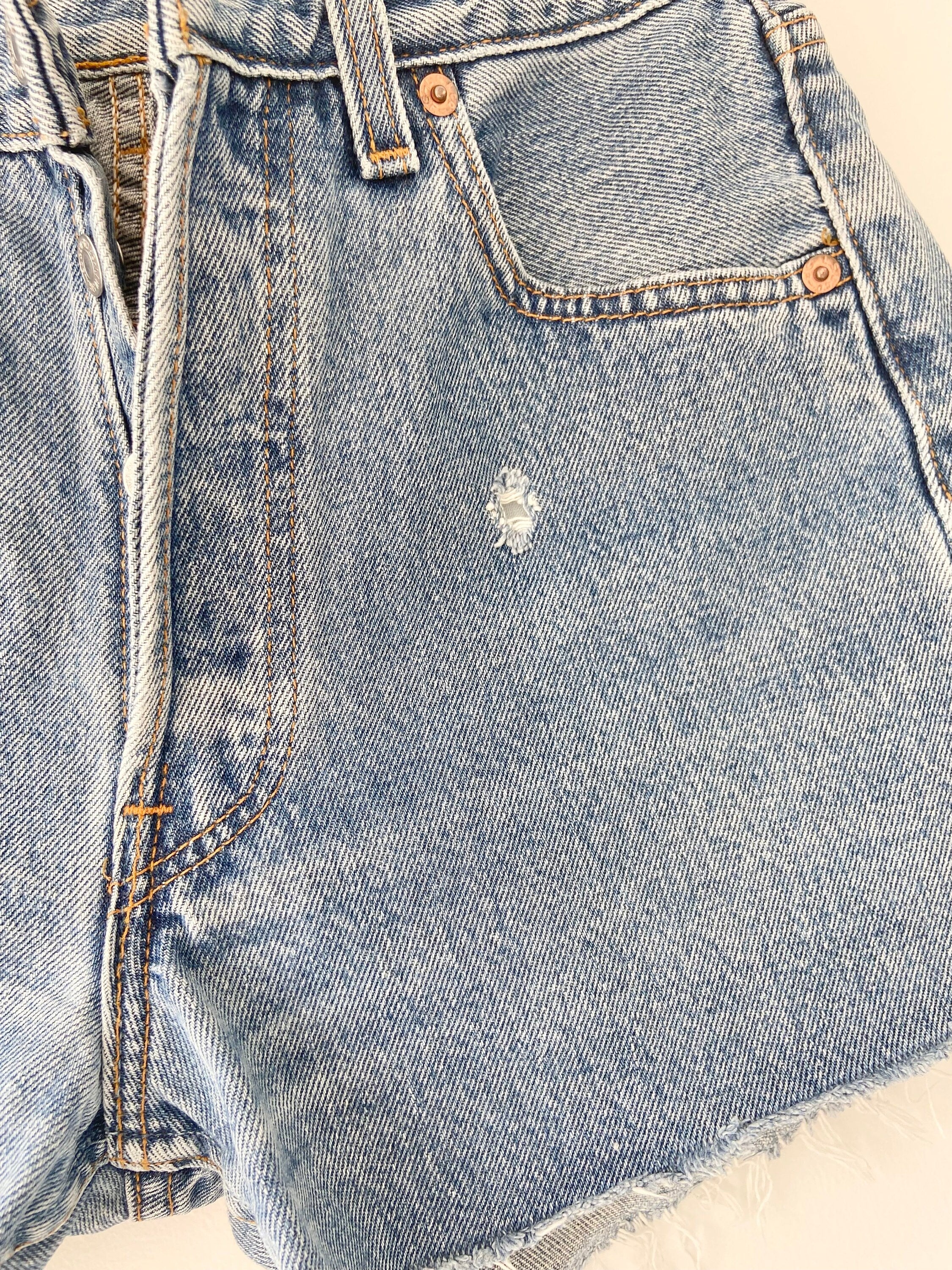 w27 Vintage Levi’s 501 button shorts  medium blue wash