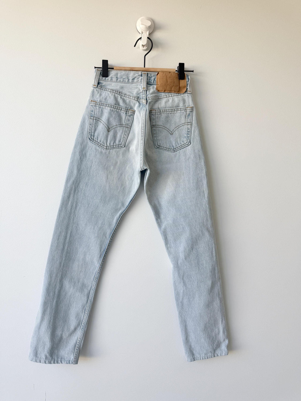w22 L28 Levis 501 vintage light blue 501s for women tag made in USA 90s straight leg jeans 22”waist