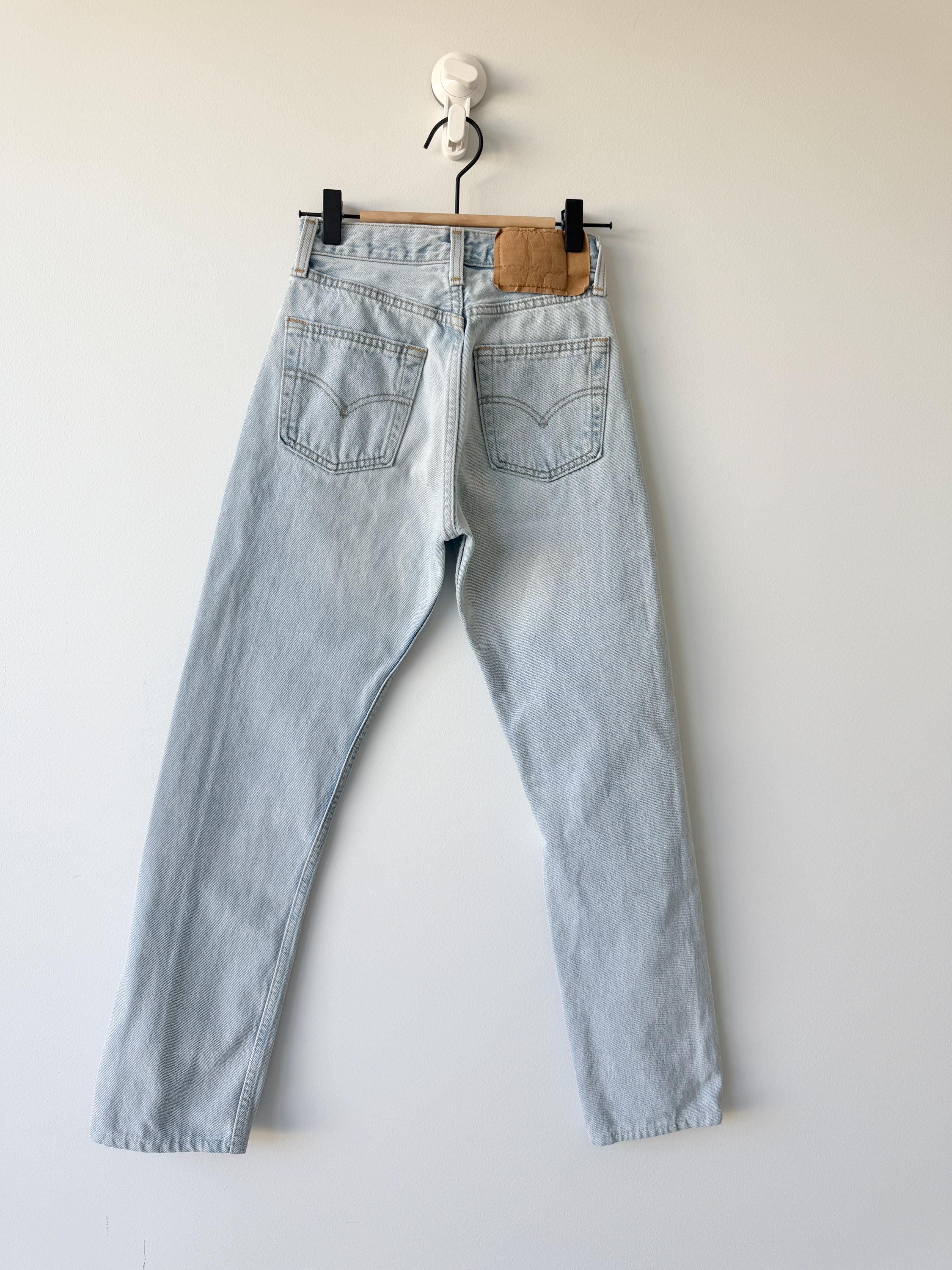 w22 L28 Levis 501 vintage light blue 501s for women tag made in USA 90s straight leg jeans 22”waist