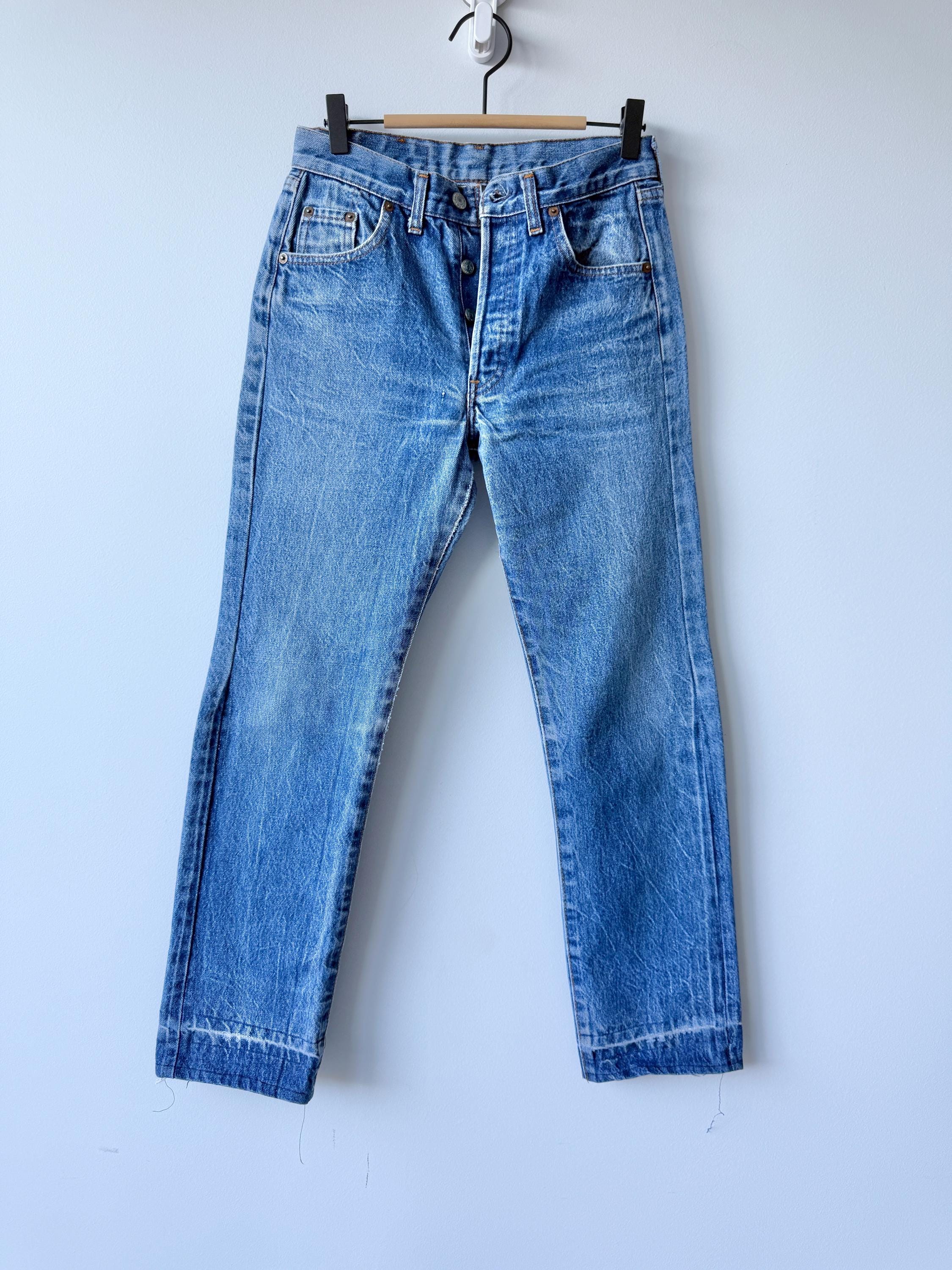 W26 L28 Levis 501 vintage 25-26” measured waist raw dark blue faded  made in 70s France  hol
