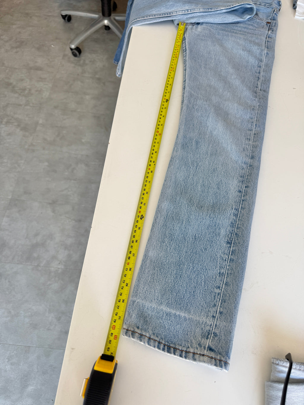 W25 L32 vintage Levis 501 medium light blue 24/25” measured waist 501s USA 90s for women tag