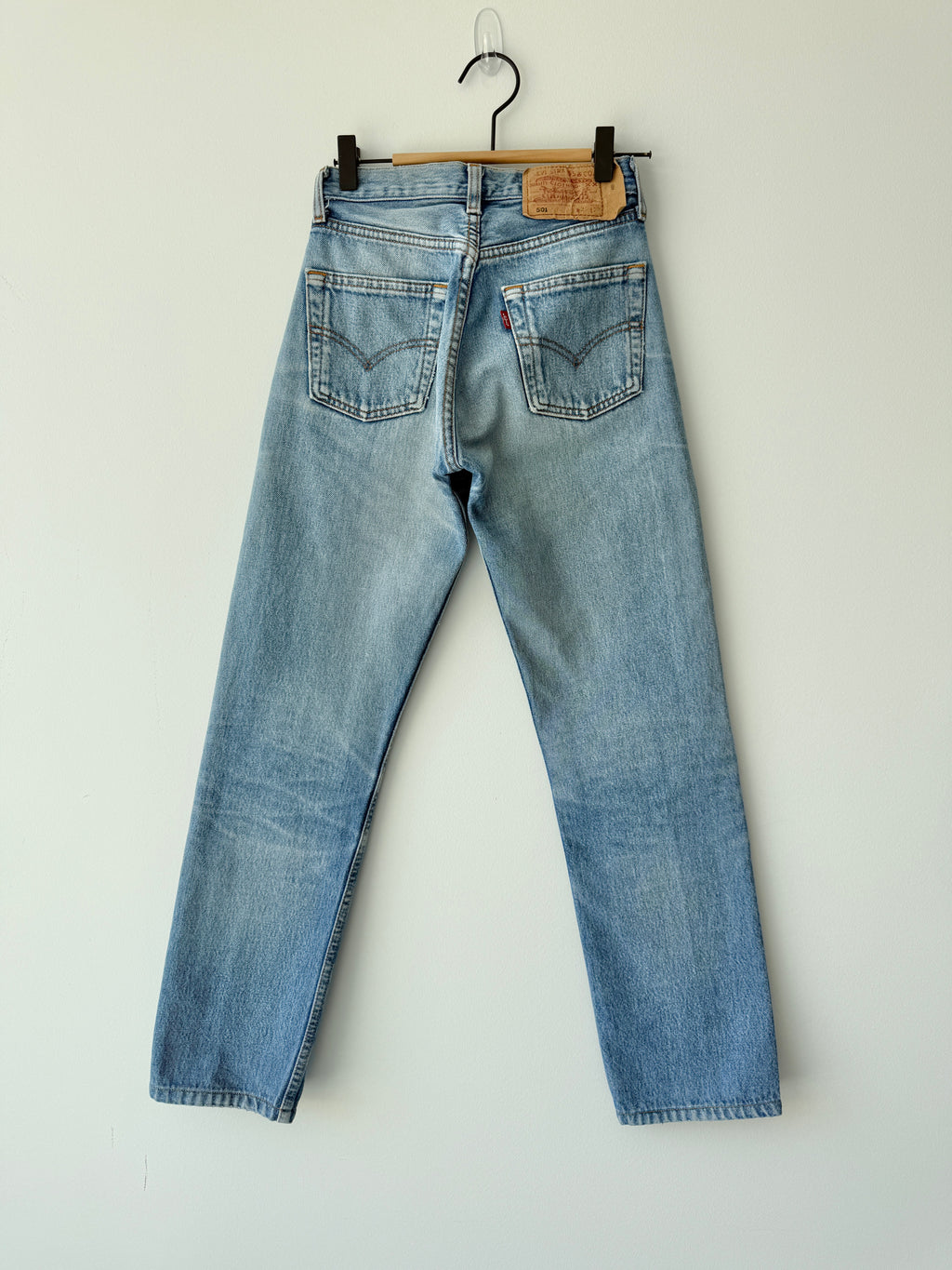Soft W23 L29 vintage Levis 501 22-24” measured waist medium faded whisker blue 501s 90s