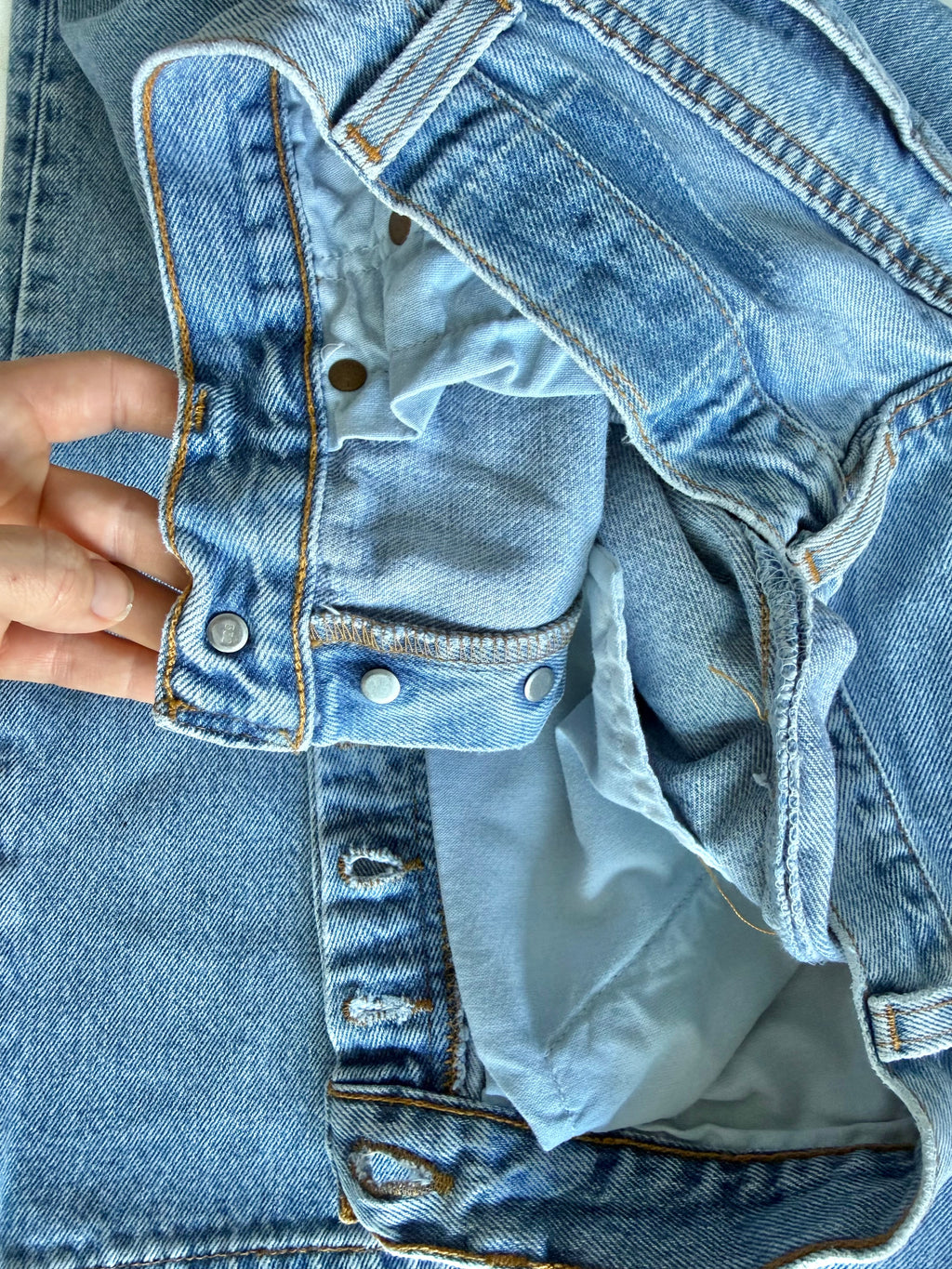 W27 L29 vintage Levis 501 light blue faded 26/27” measured waist 90s USA levis 501s slim hips