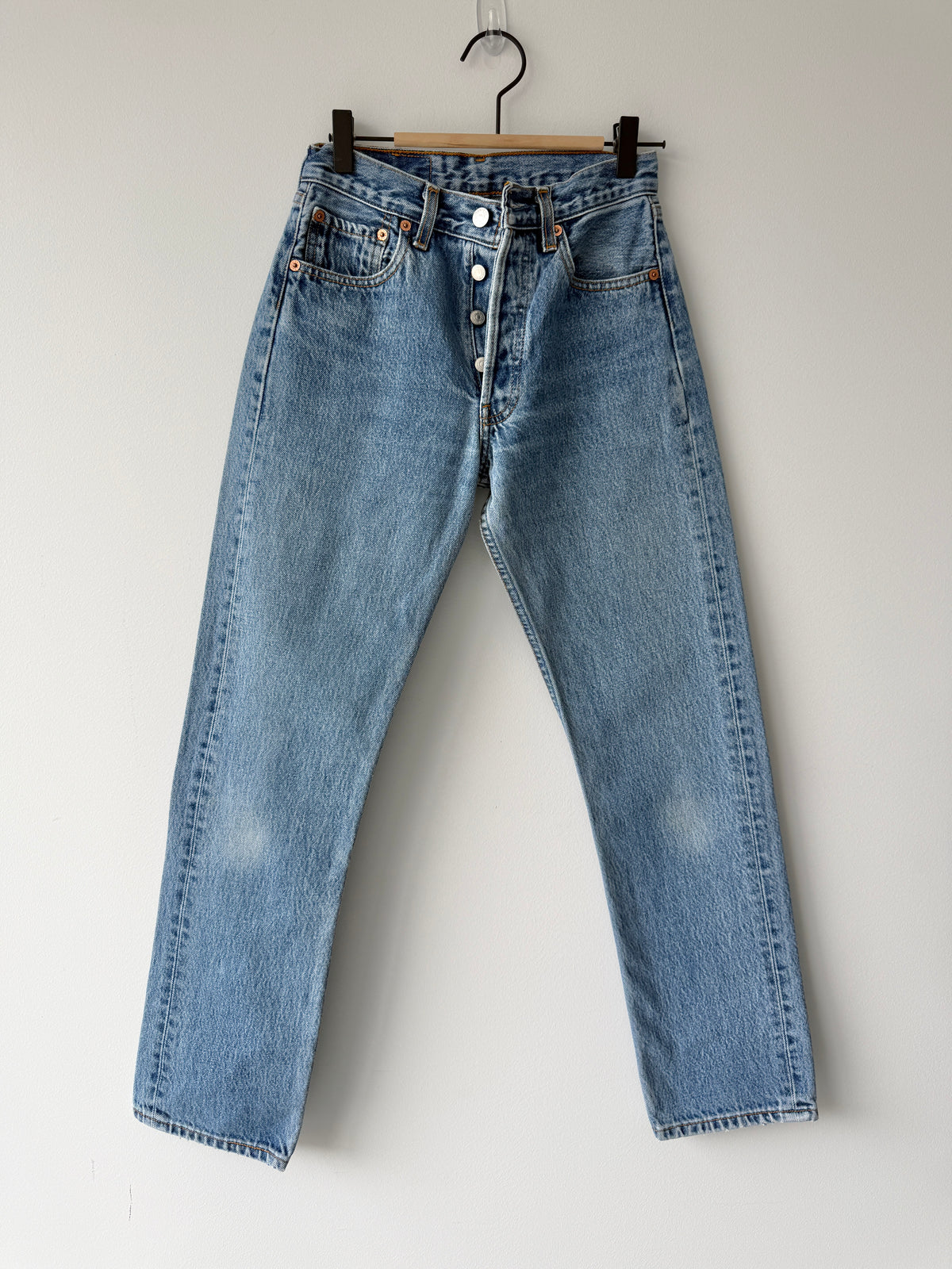 W25 L29 vintage Levis 501s 24/25” measured medium blue fade denim 90s 501s