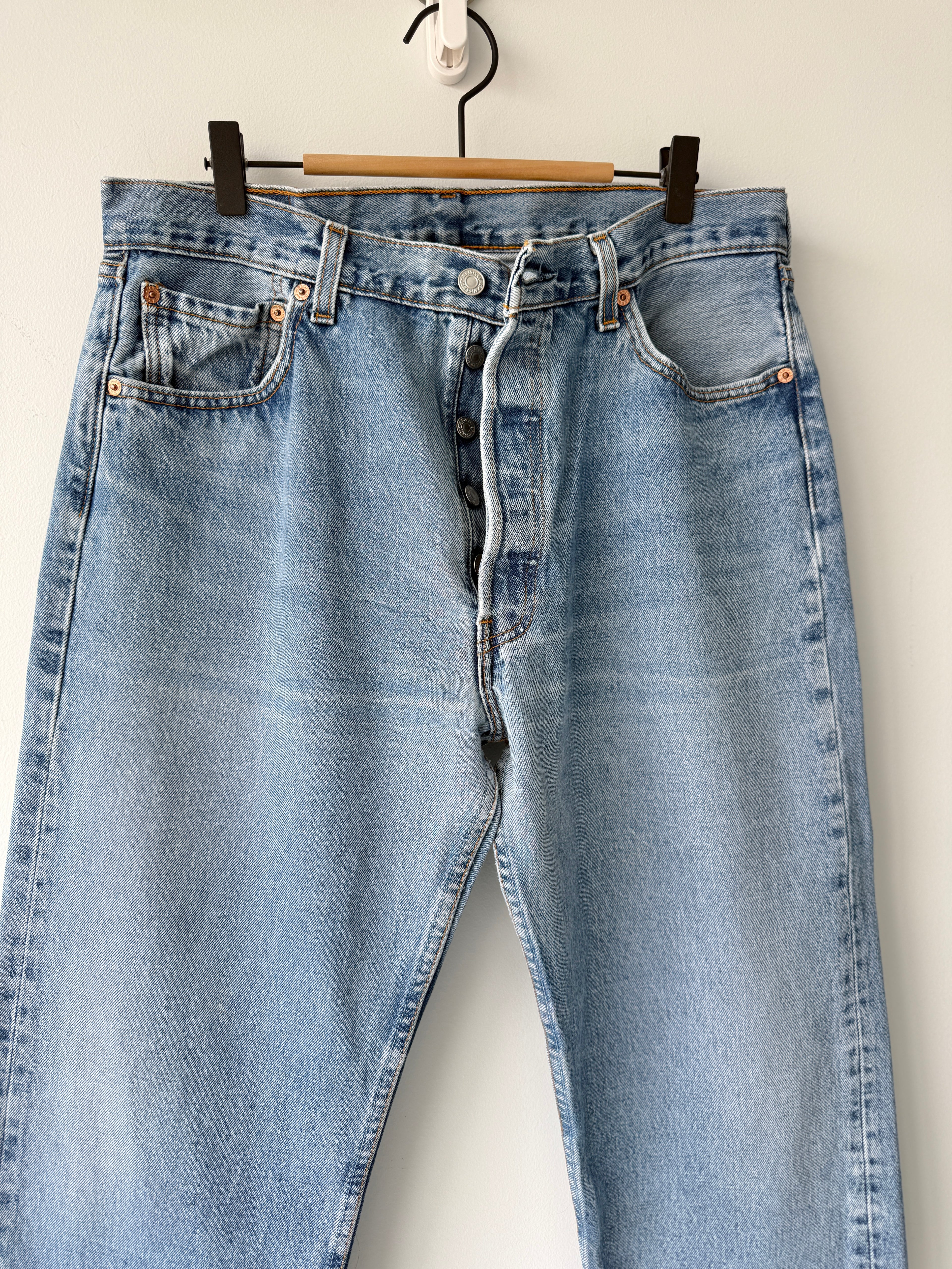 W33 L33 vintage Levis 501 32/33” measured medium blue faded 90s USA Levi’s 501s