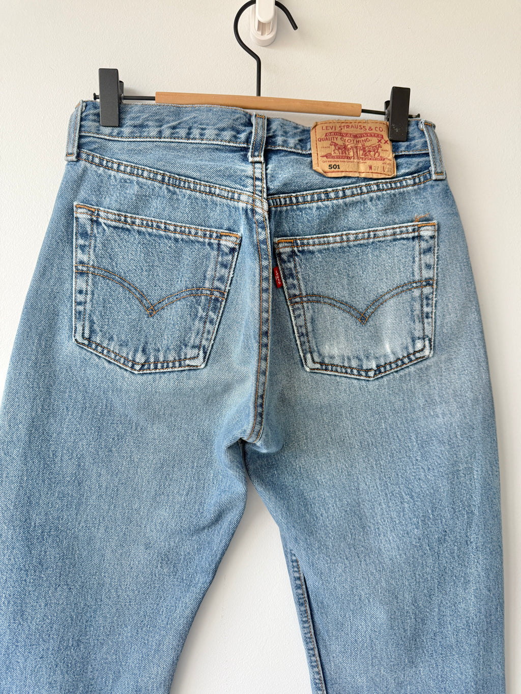 W25 L30 vintage Levis 501 24-25” medium blue 90s Levi’s 501s