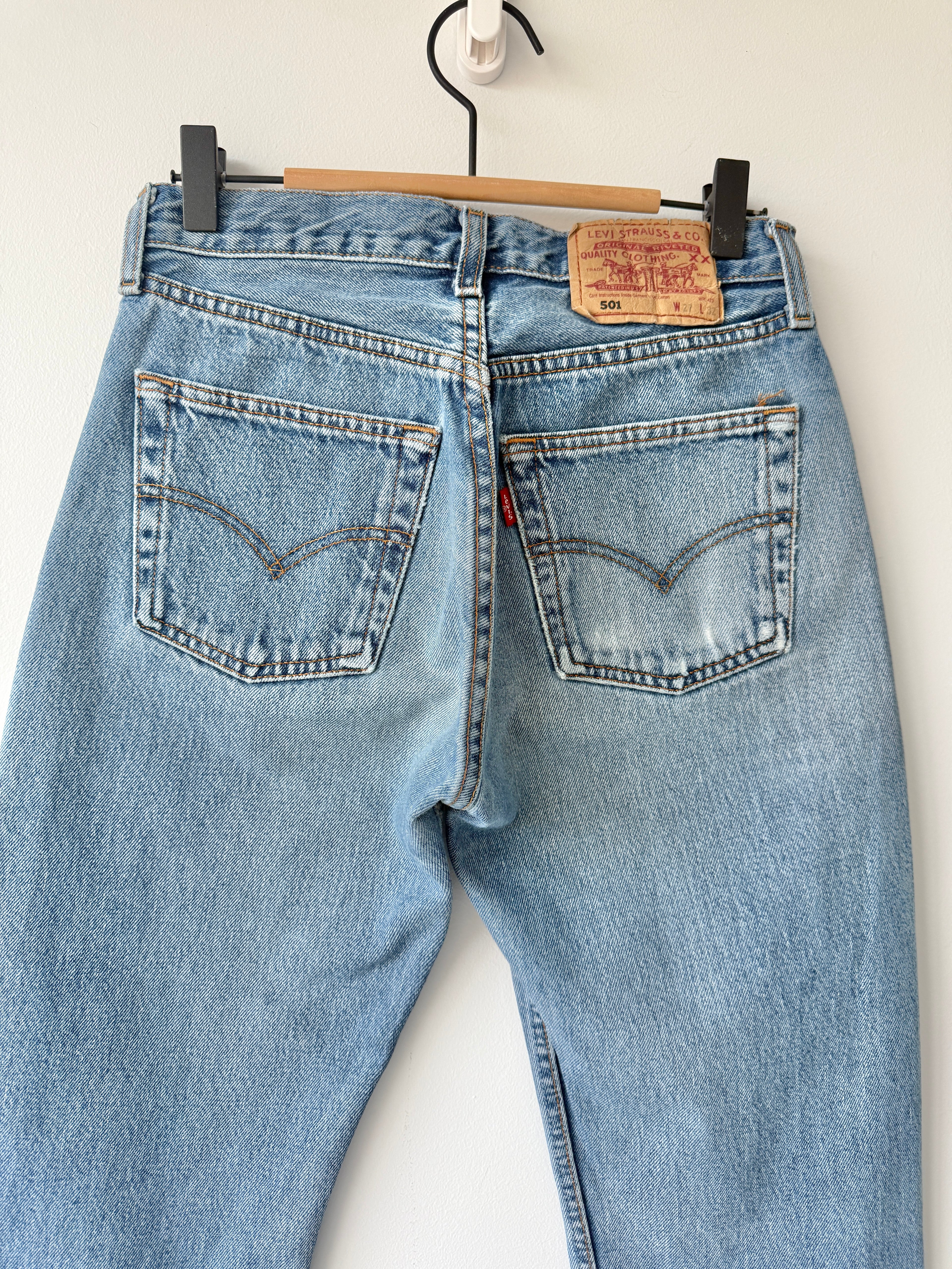 W25 L30 vintage Levis 501 24-25” medium blue 90s Levi’s 501s