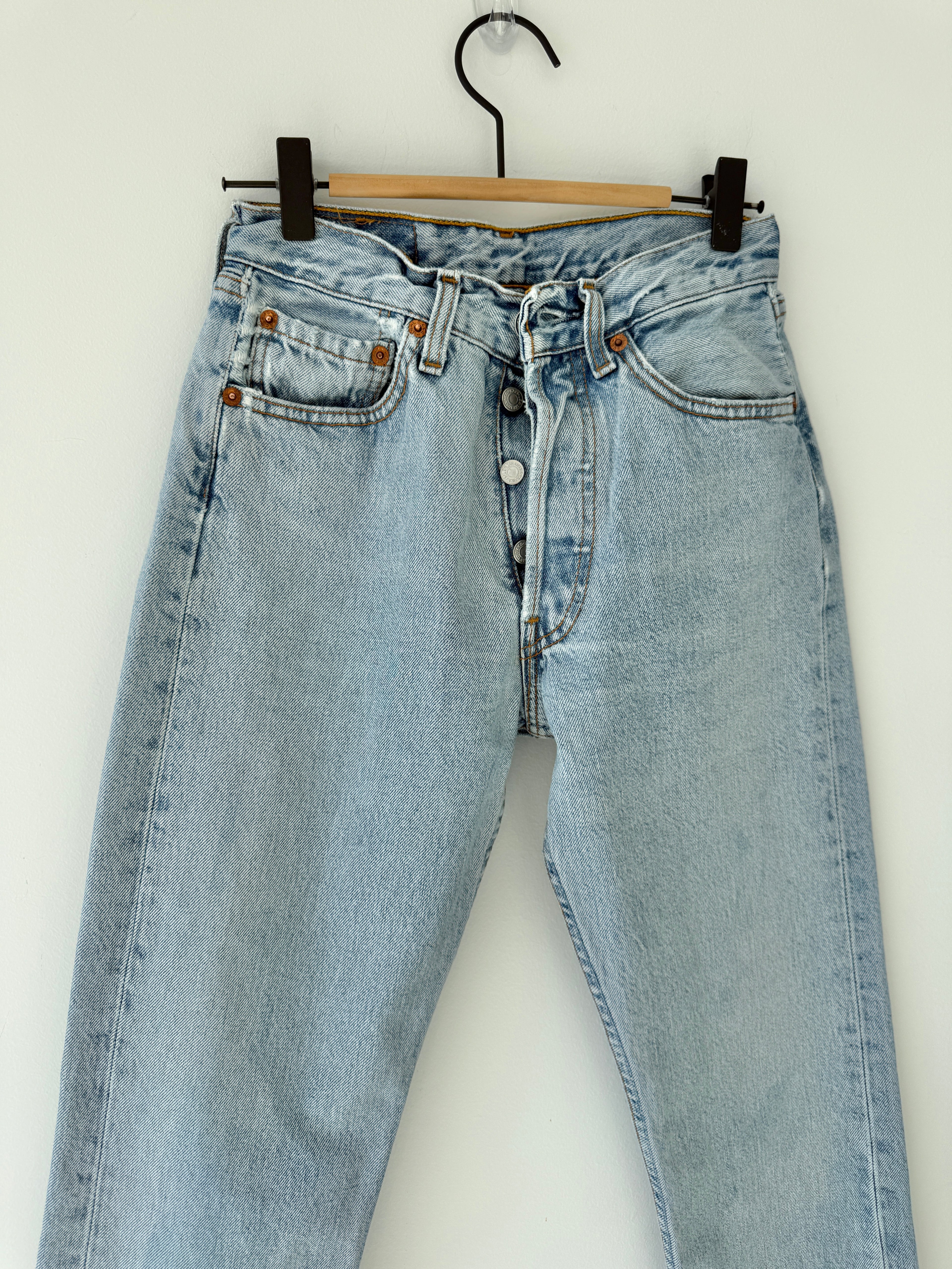 W25 L31 vintage Levis 501 24/25” measured waist light blue 90s 501s