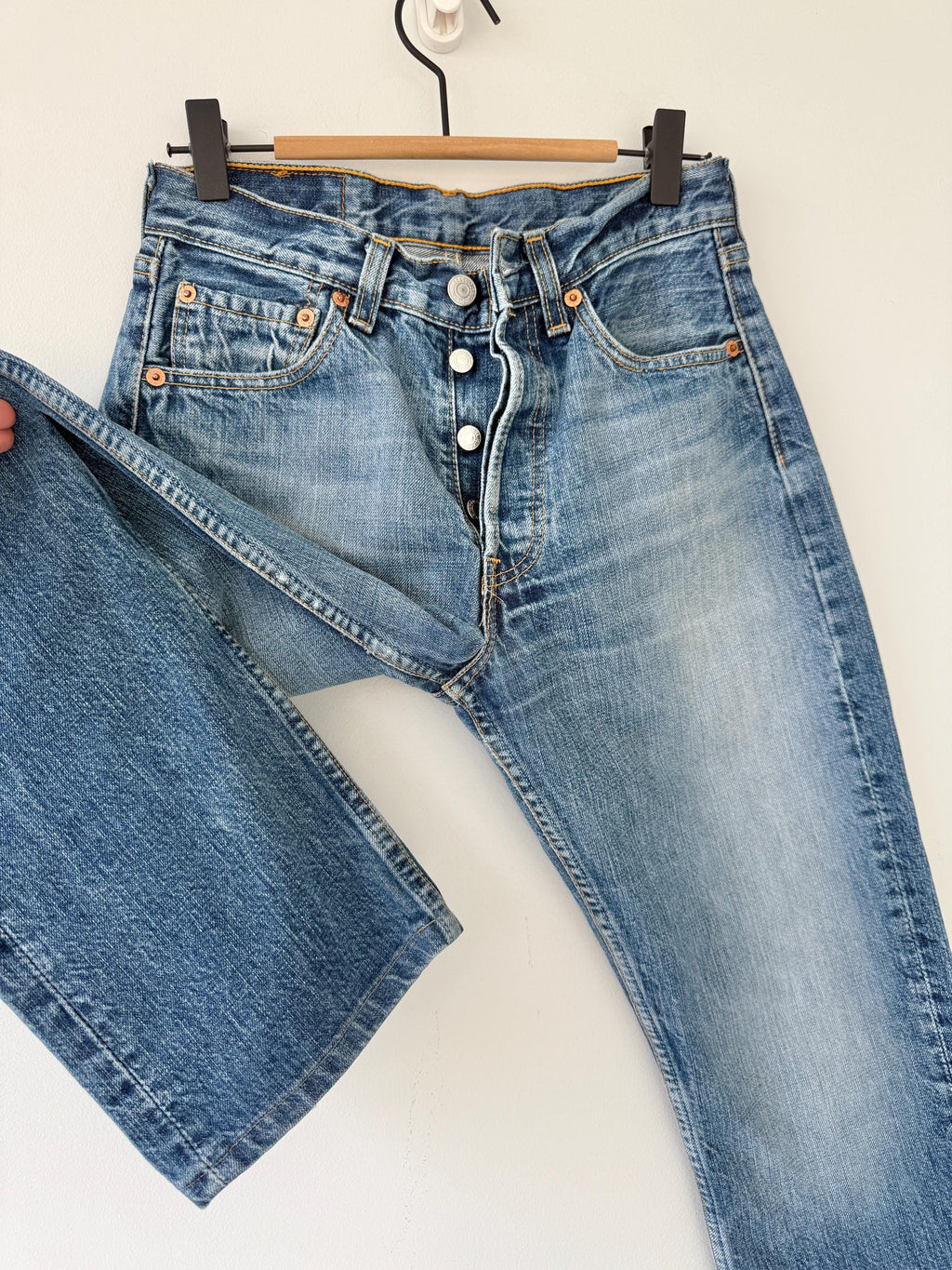 W25 L28 Levis 501 vintage 25” measured waist medium faded blue whiskers made in y2k