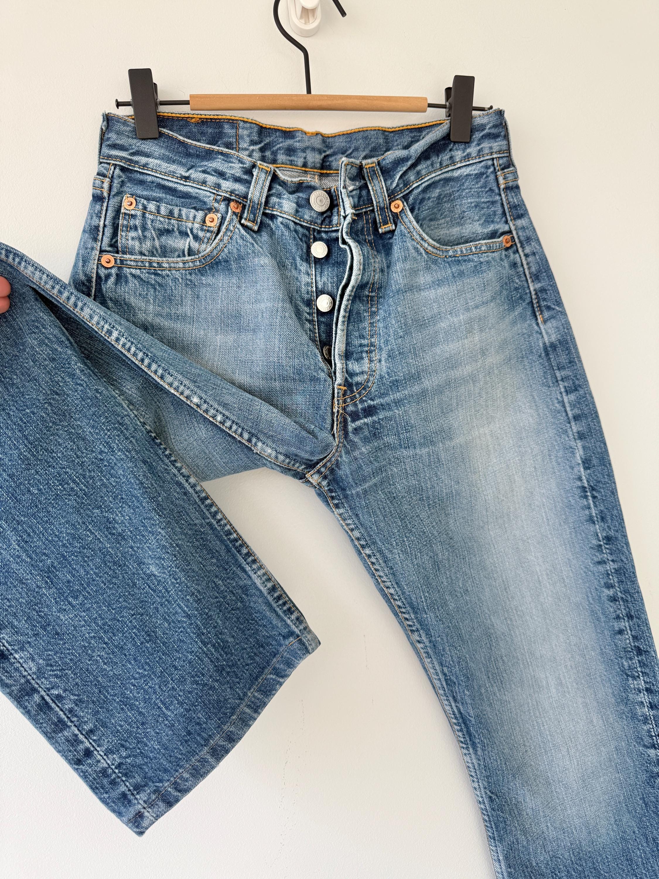 W25 L28 Levis 501 vintage 25” measured waist medium faded blue whiskers made in y2k