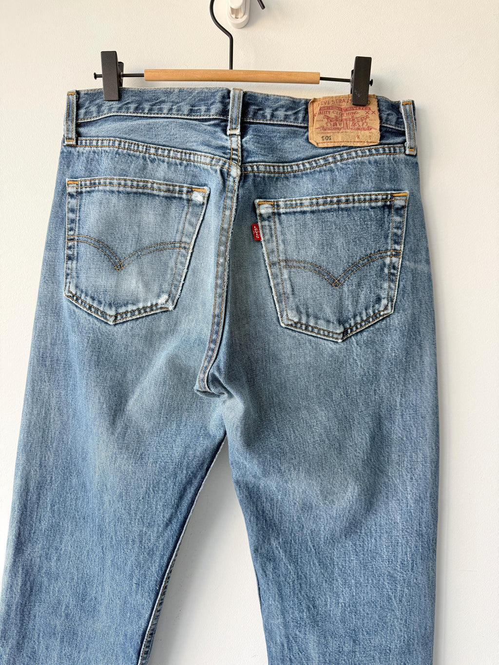W30 L33 vintage Levis 501 29-30” measured whiskers faded dark blue made in 90s