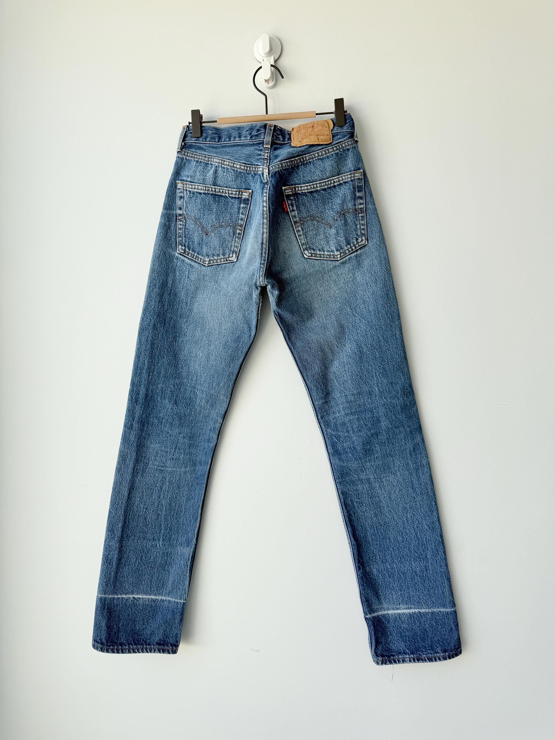 w27 L32 Levis 501 vintage 26-27” waist raw blue faded 501s made in France 80s straight leg jeans 501