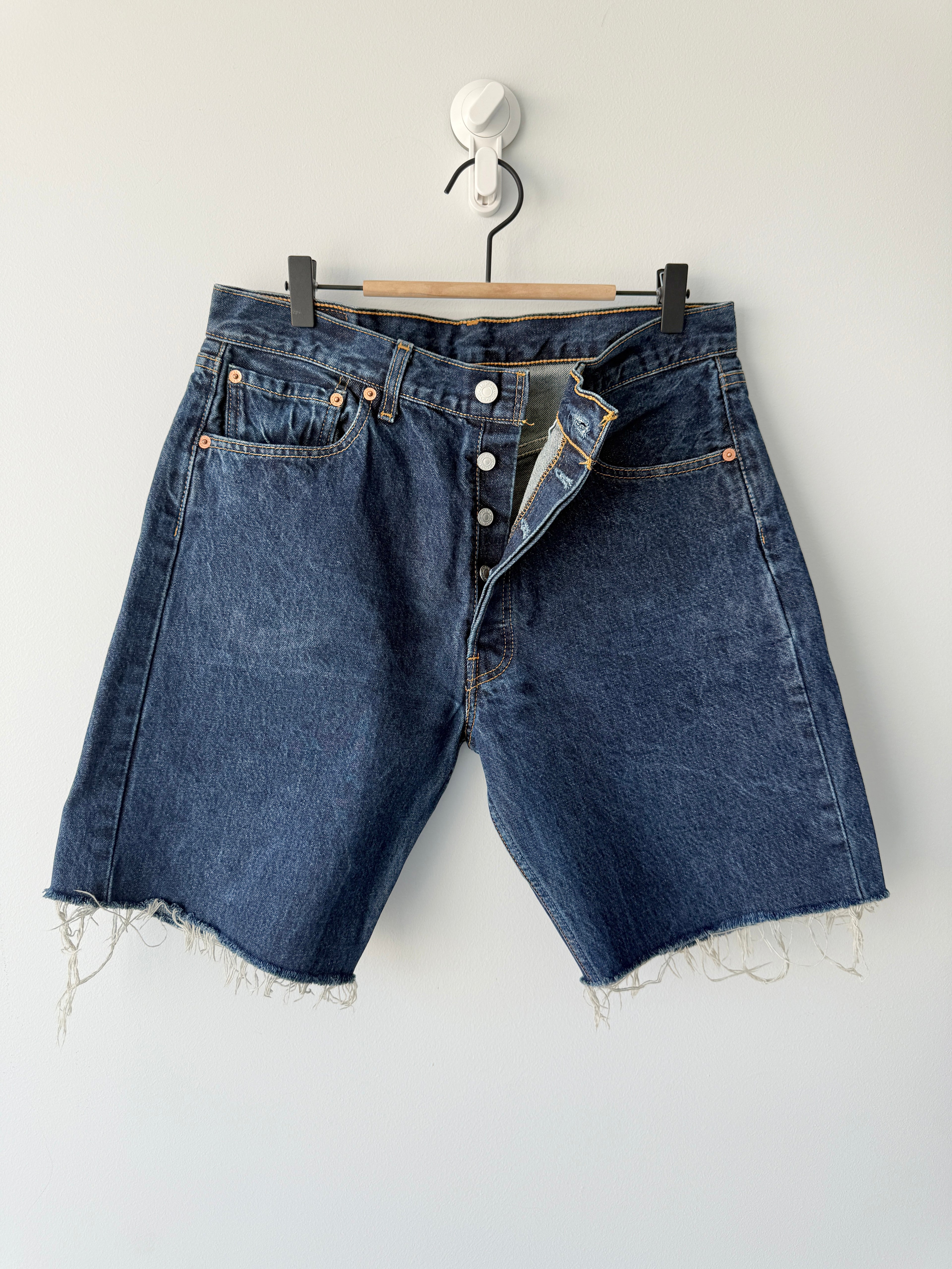 W32 L vintage Levis 501 31-32” measured dark raw blue Y2K denim shorts Levi’s 501s