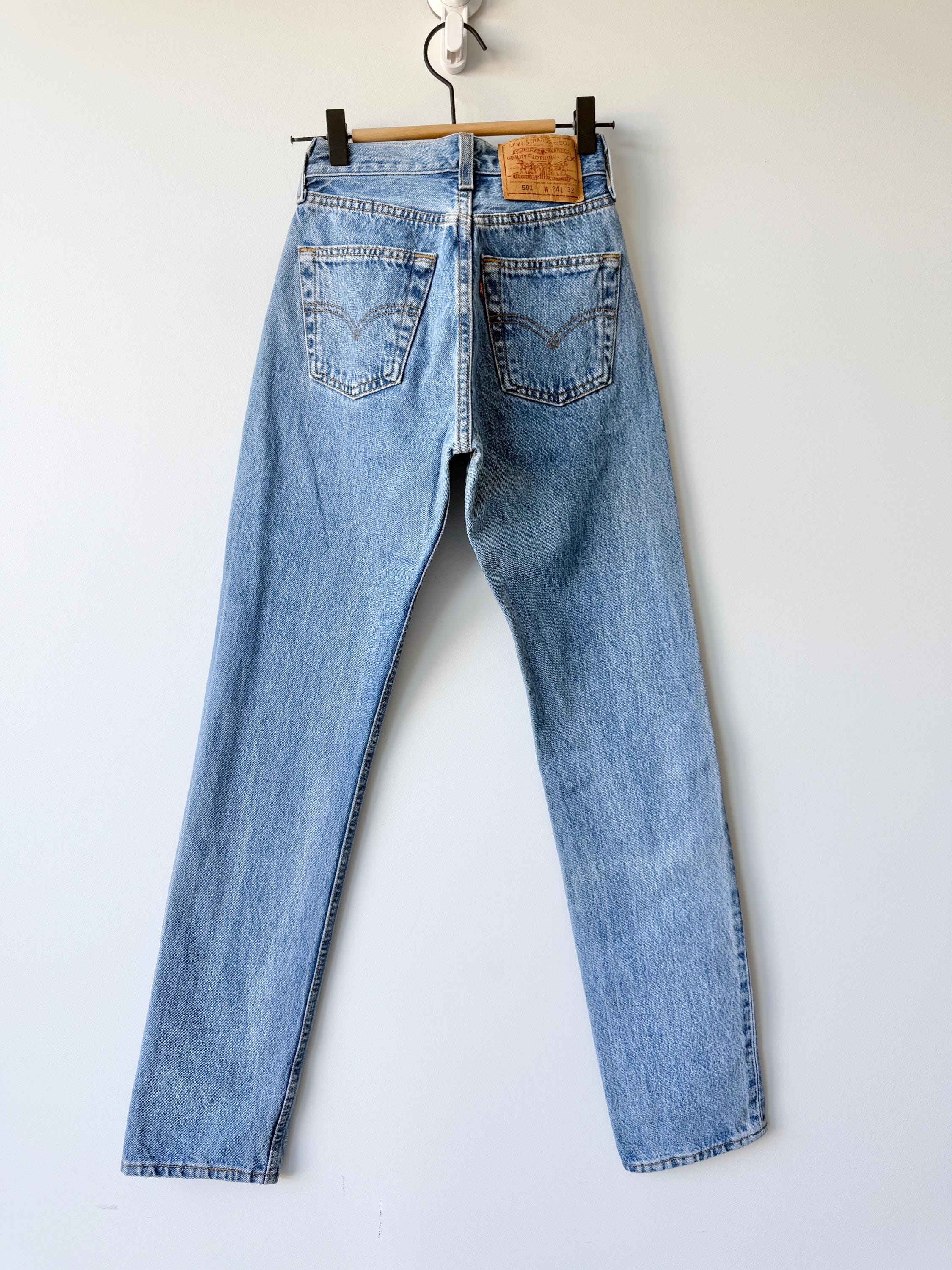 W22 L32 Levis 501 vintage 21-22” measured waist medium dark blue made in USA tag for women 90s hol