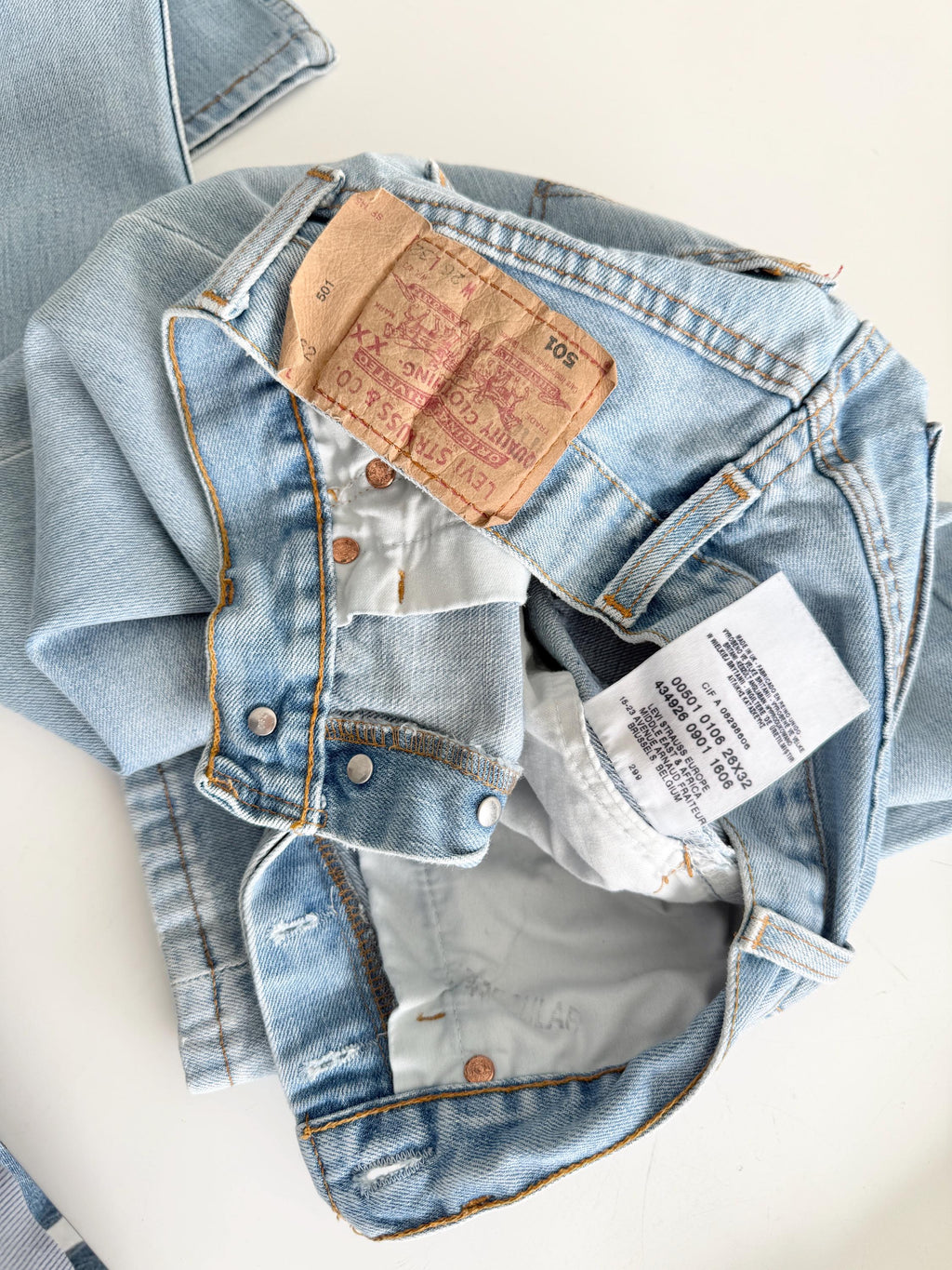 W24 L30 Levis 501 vintage 23-24” measured waist light blue made in y2k