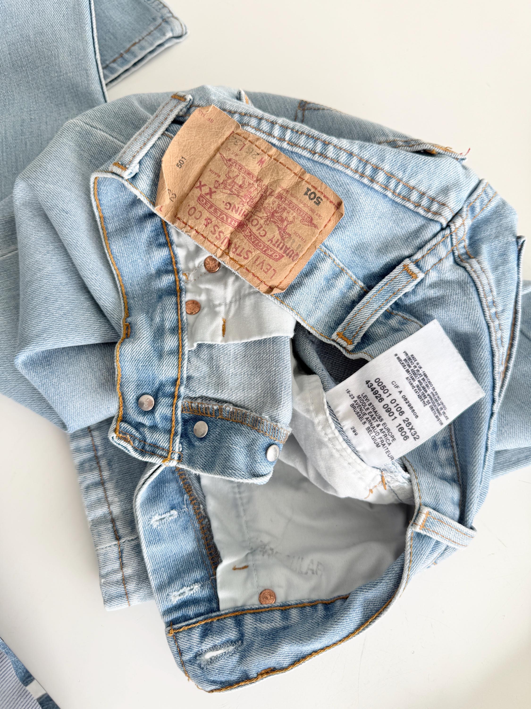 W24 L30 Levis 501 vintage 23-24” measured waist light blue made in y2k