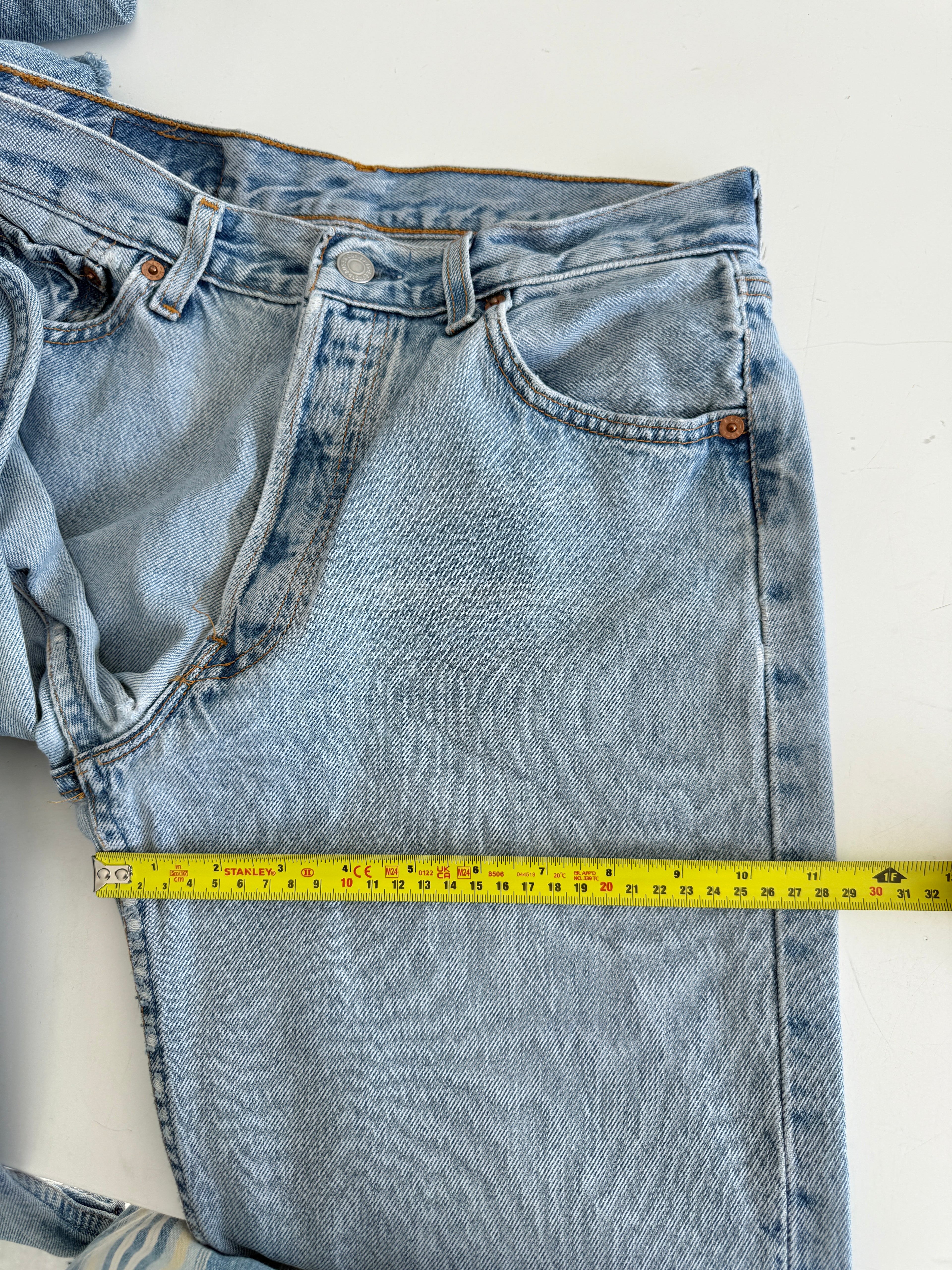 W27 L29 vintage Levis 501 27” measured waist light blue 501s 90s USA student fit denim