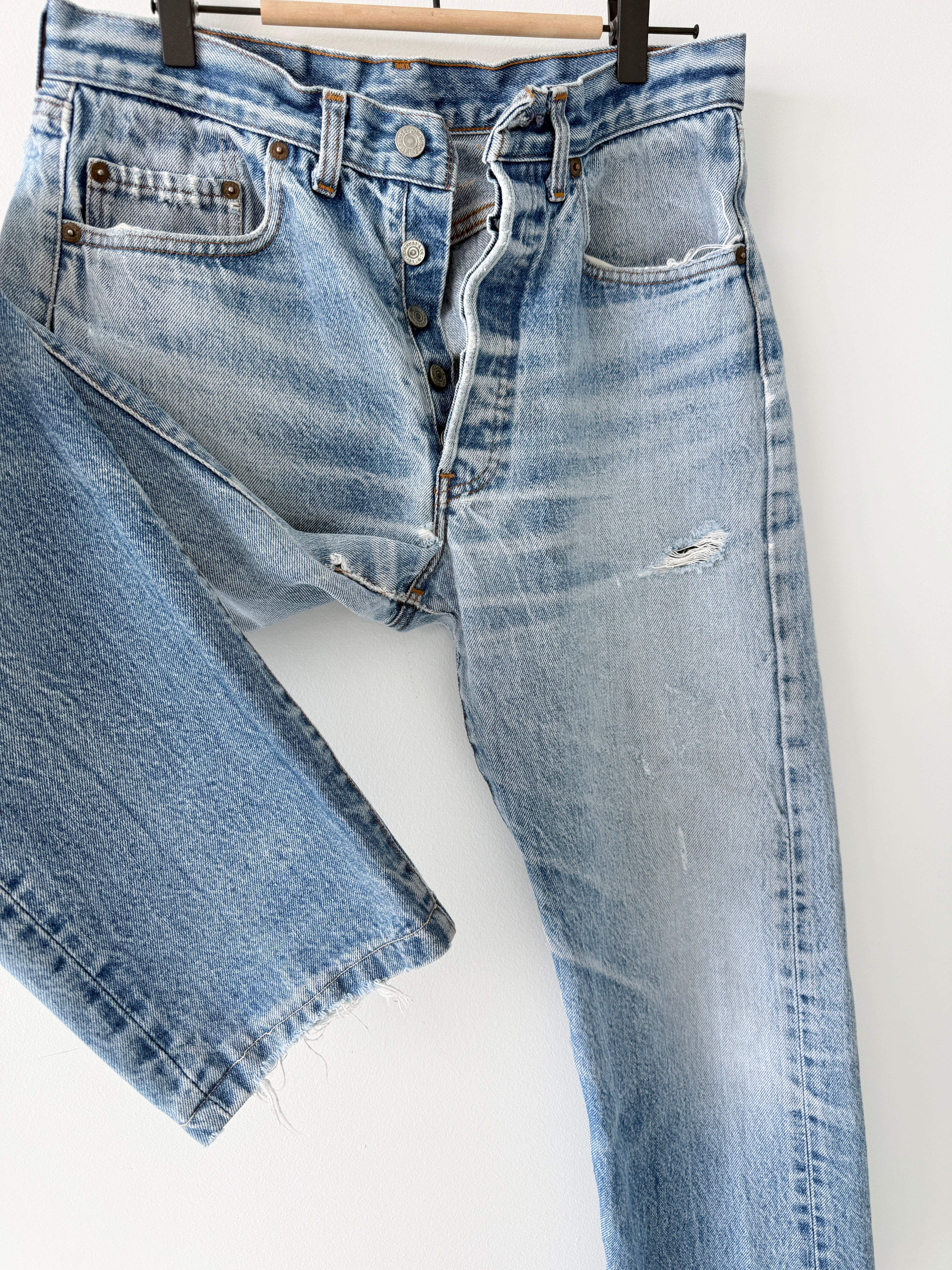 W30 L30 vintage Levis 501 29-30” measured distressed light blue denim 80s 501s