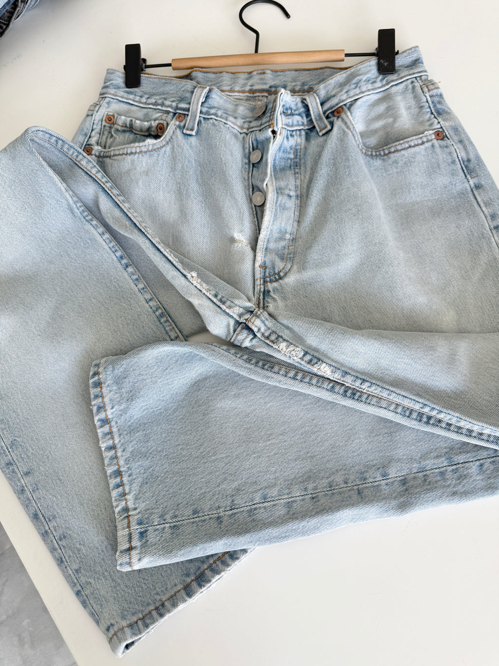 Distressed W28 L29 vintage Levis 501 27/28” measured light faded blue denim 90’s 501s USA student fit