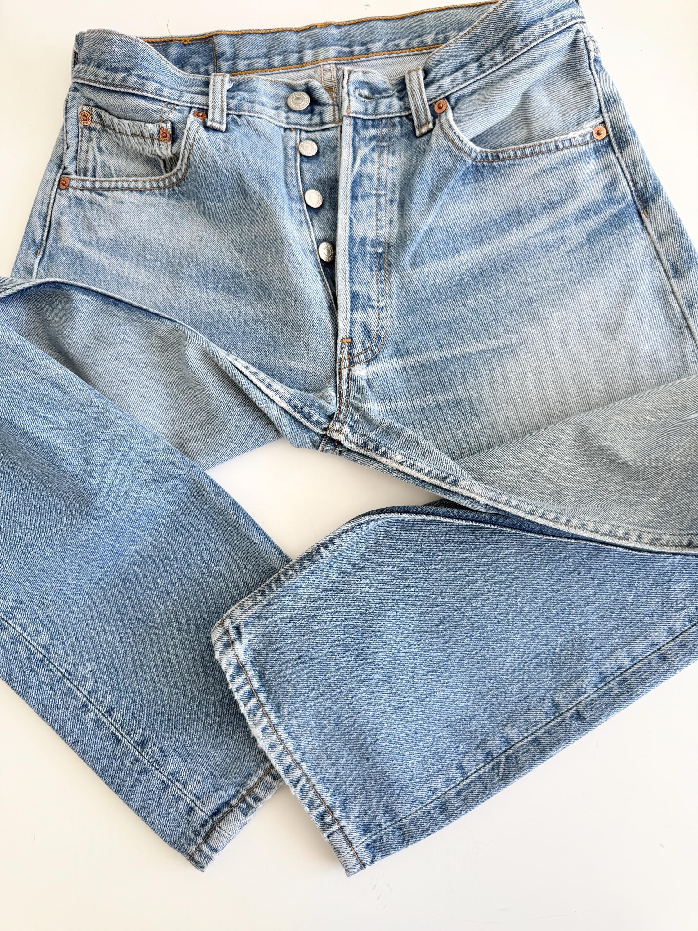 W29 L30 vintage Levis 501 28-29” measured waist faded medium blue made in y2k