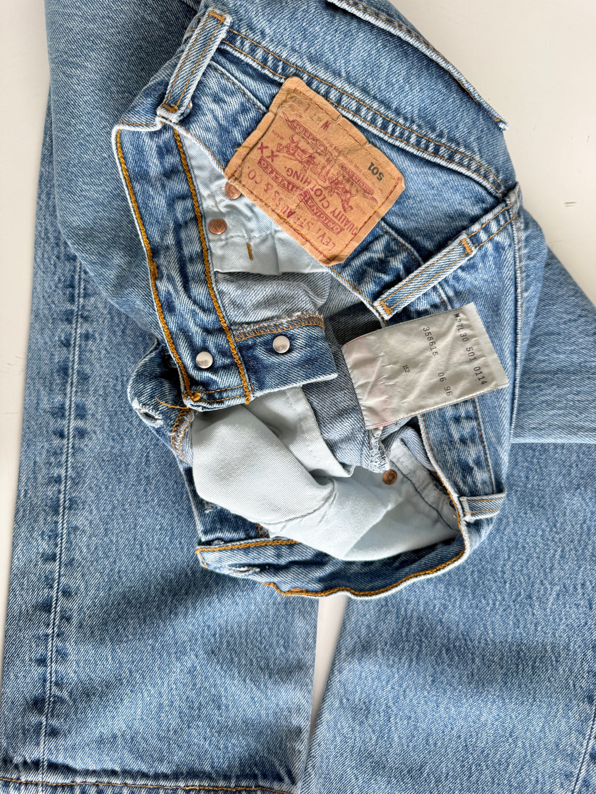 W25 L29 vintage Levis 501s 24/25” measured medium blue fade denim 90s 501s