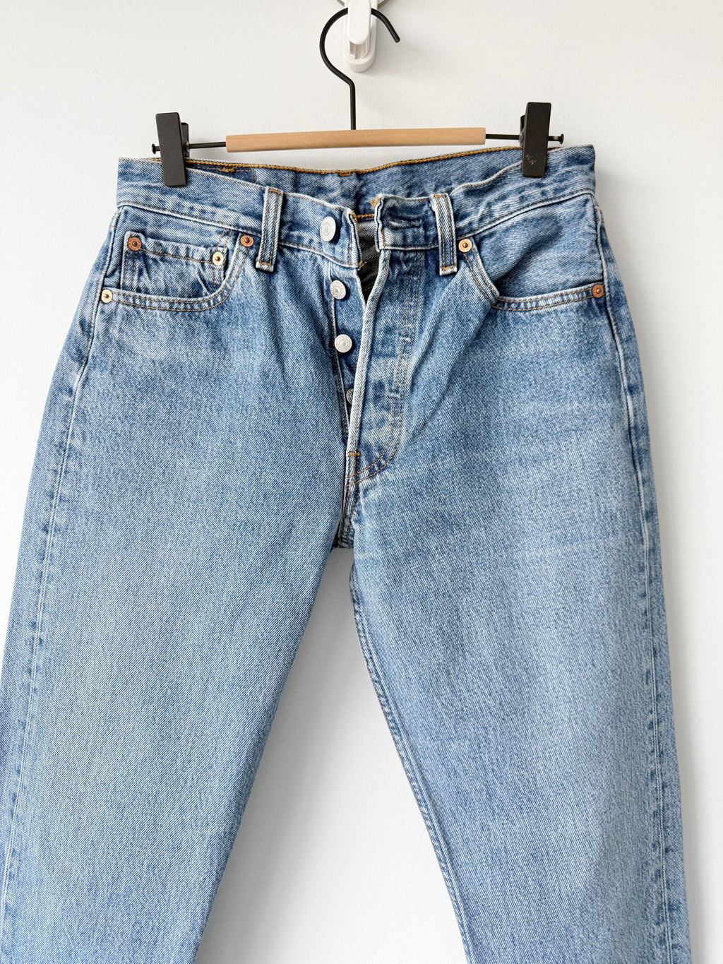 W27 L31 vintage Levis 501 26-27” measured medium blue fade made in y2k
