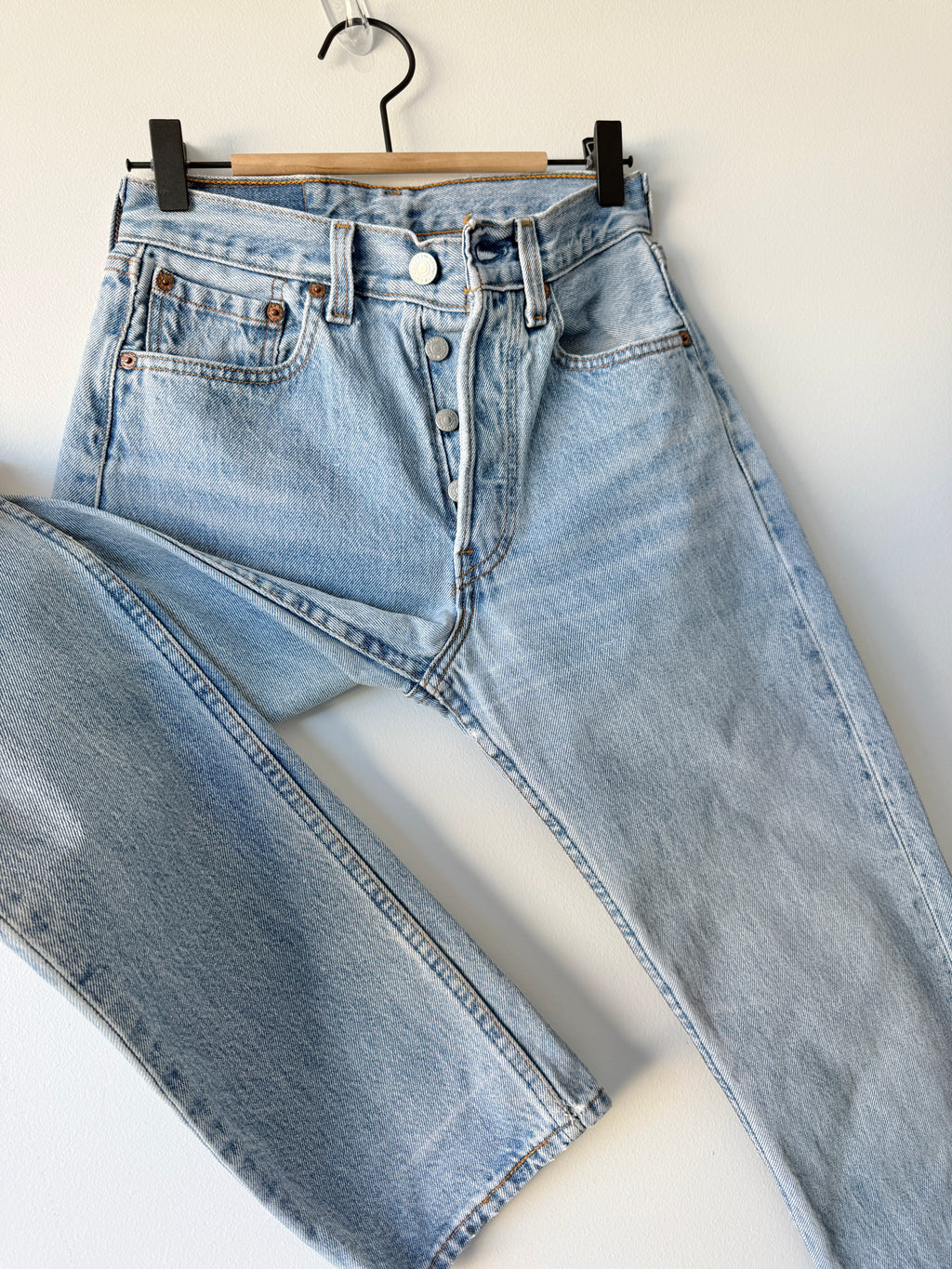 W25 L32 vintage Levis 501 medium light blue 24/25” measured waist 501s USA 90s for women tag