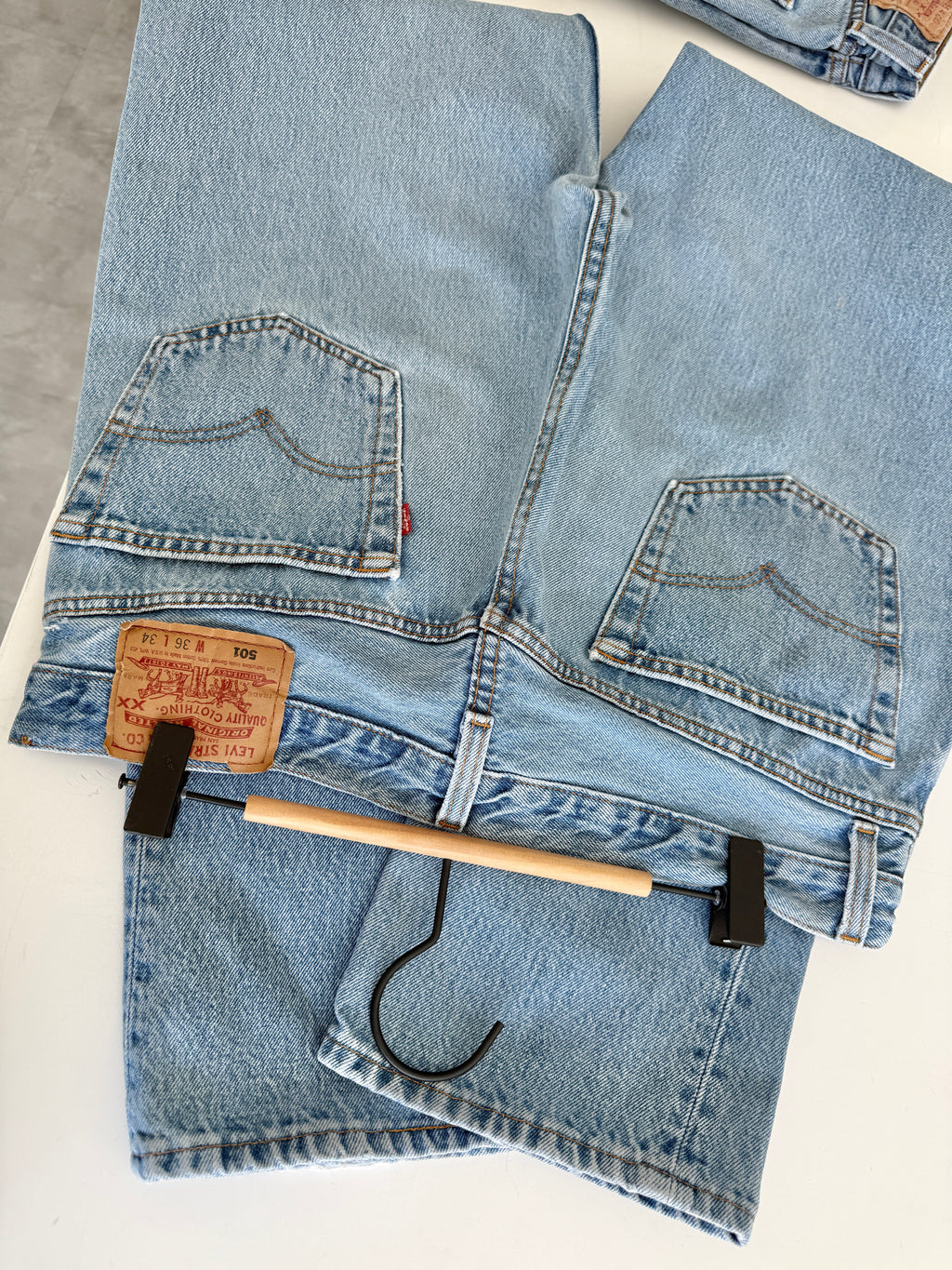 W33 L32 vintage Levis 501 32/33” measured waist medium blue 90s USA  501s