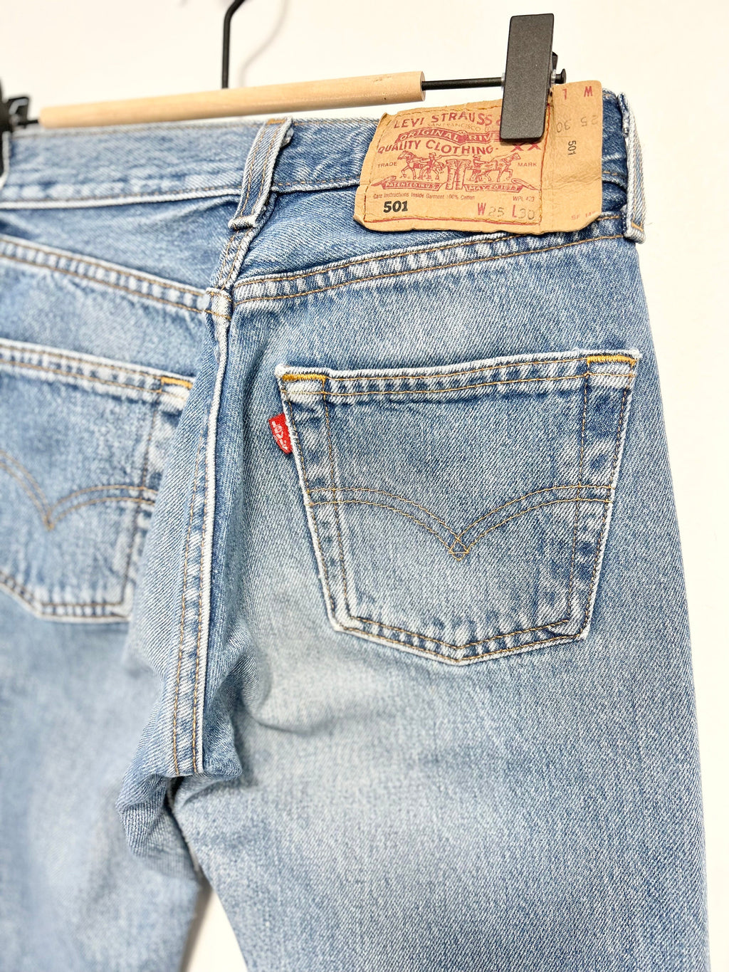 Levis 501 jeans w24 L29 medium blue denim faded blue wash made in USA blue 501 vintage 501s