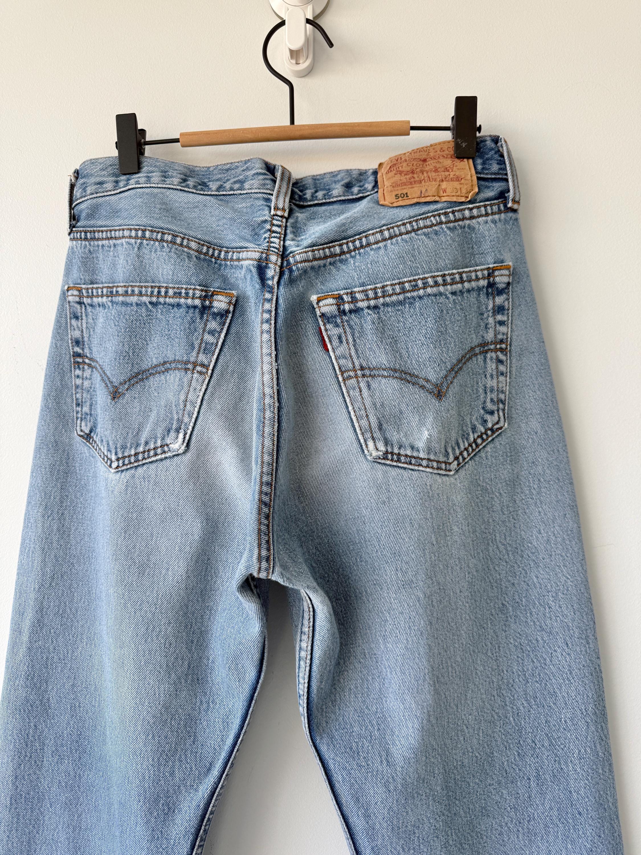 W31 L31 vintage Levis 501 30-31” measured waist medium blue denim made in Y2K