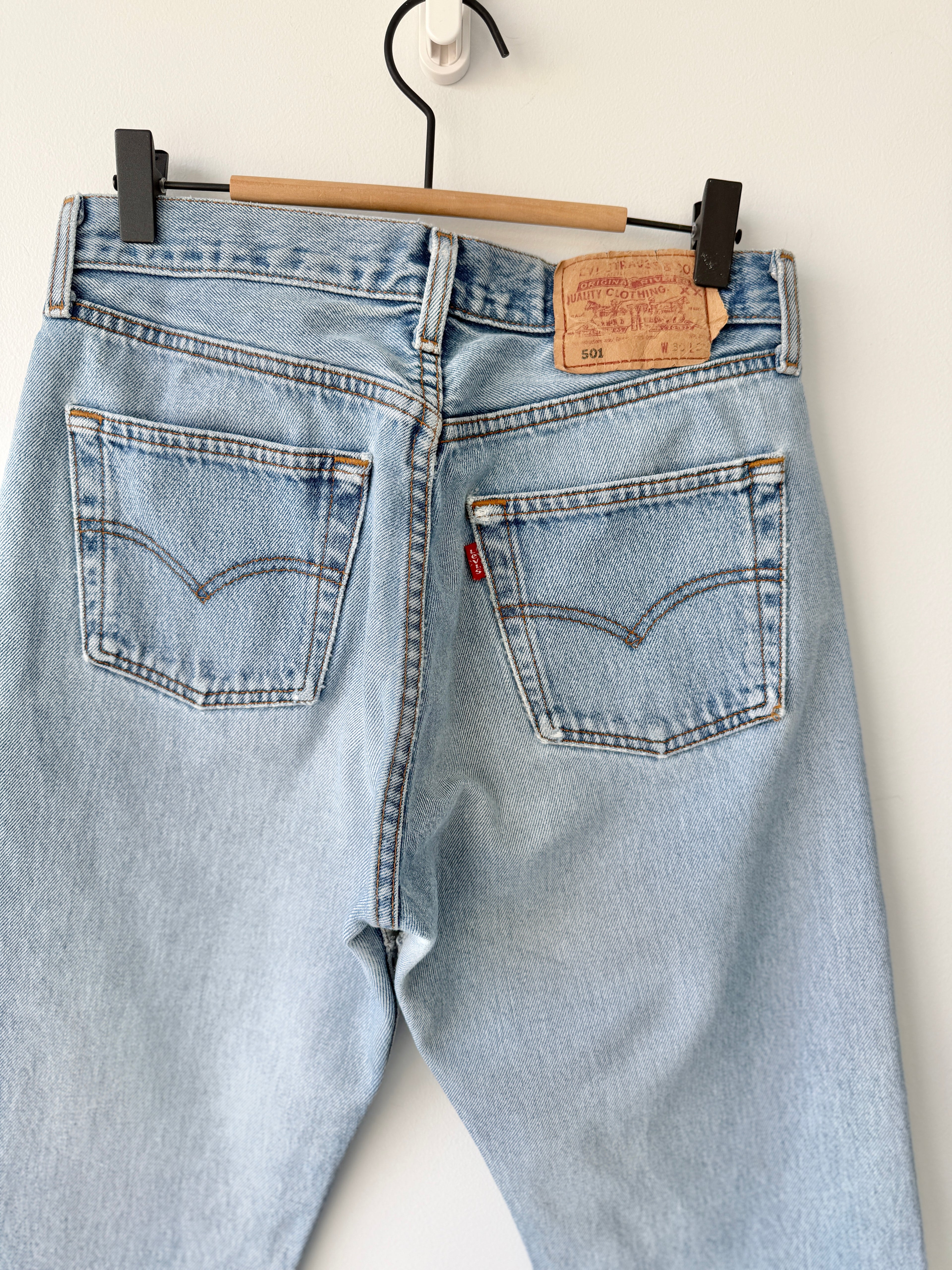 W28 L30 vintage Levis 501 27-28” measured light faded blue 90s Levi’s 501s
