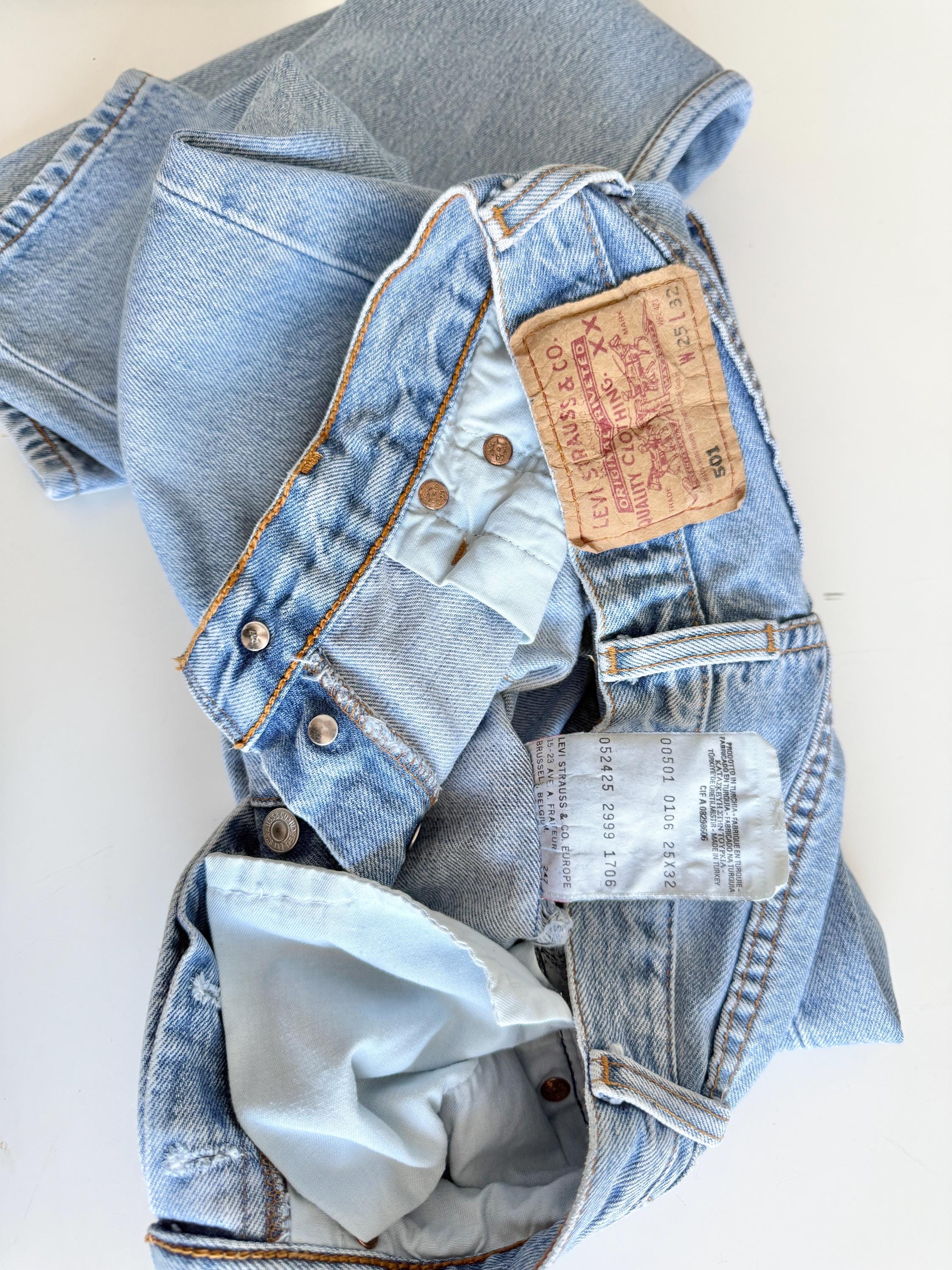 W24 L31 Levis 501 vintage 23-24” measured waist light blue made in turkey  90s hol