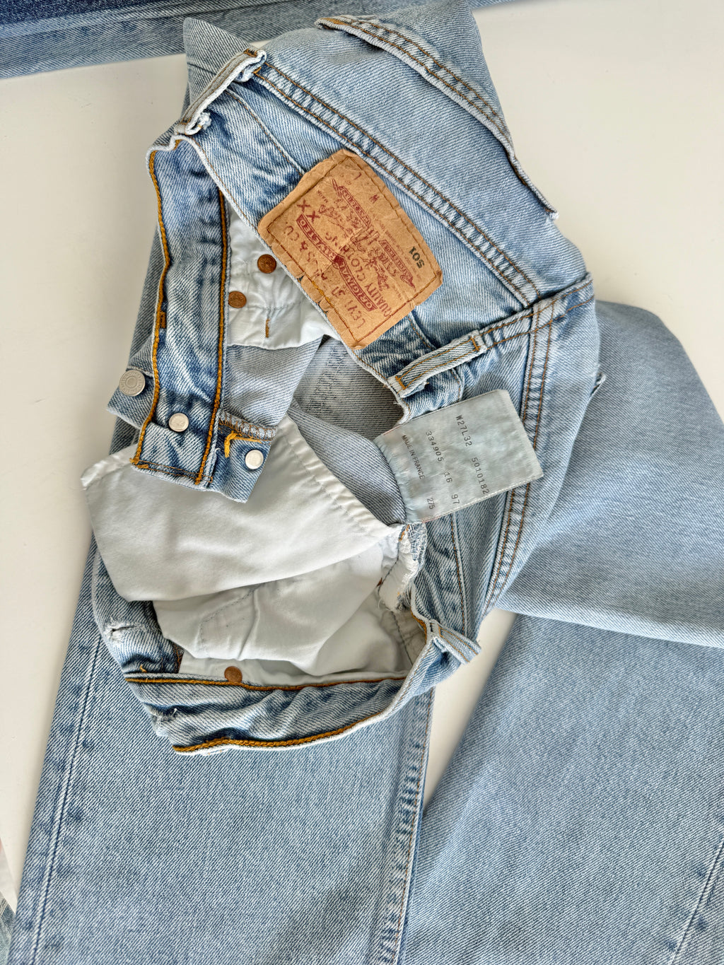 Soft W25 L31 vintage Levis 501 25” measured waist light blue 501s made in 90s
