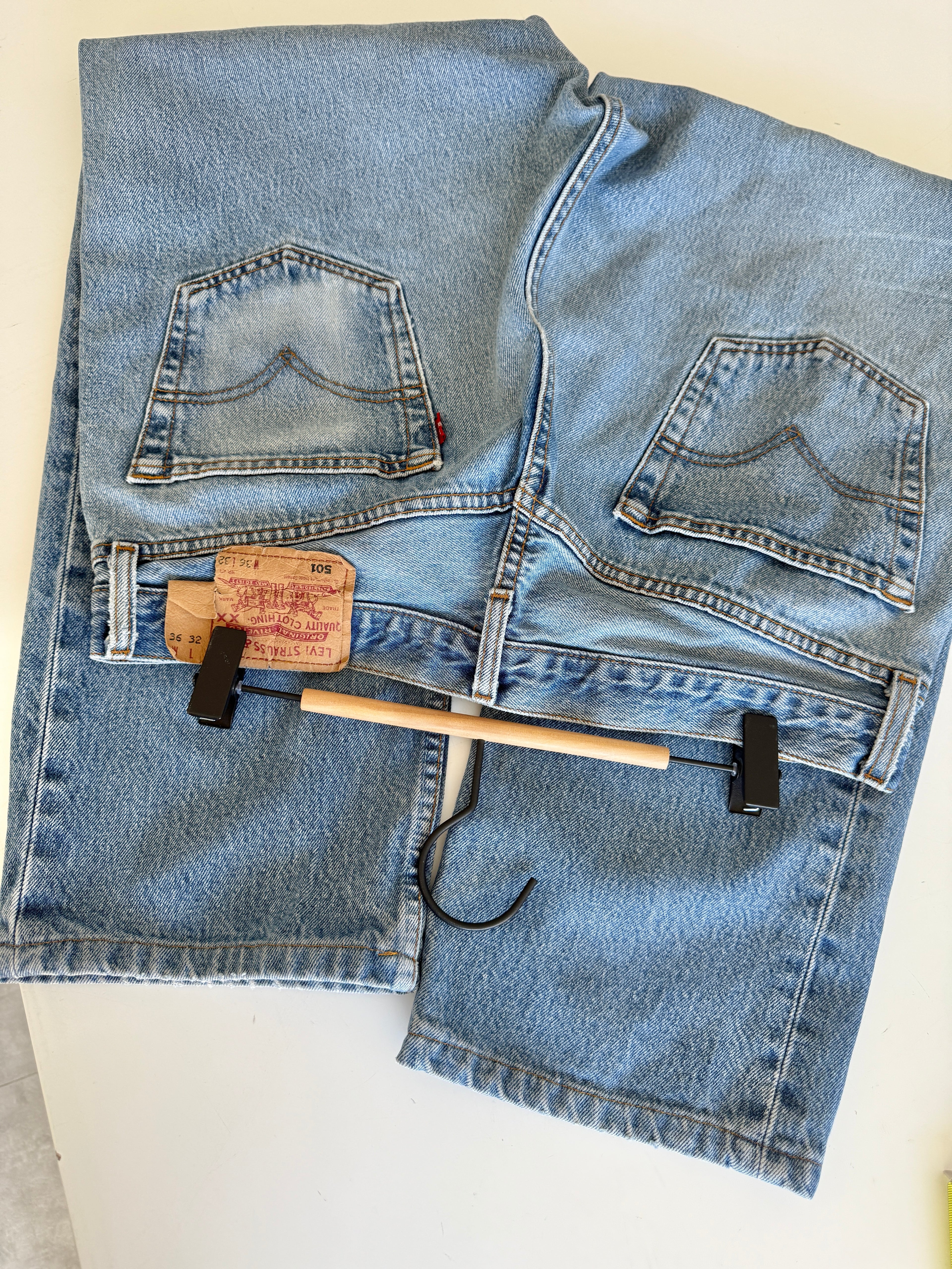 W33 L28 vintage Levis 501 32-33” measured medium faded blue denim Y2K wallet mark well worn in denim