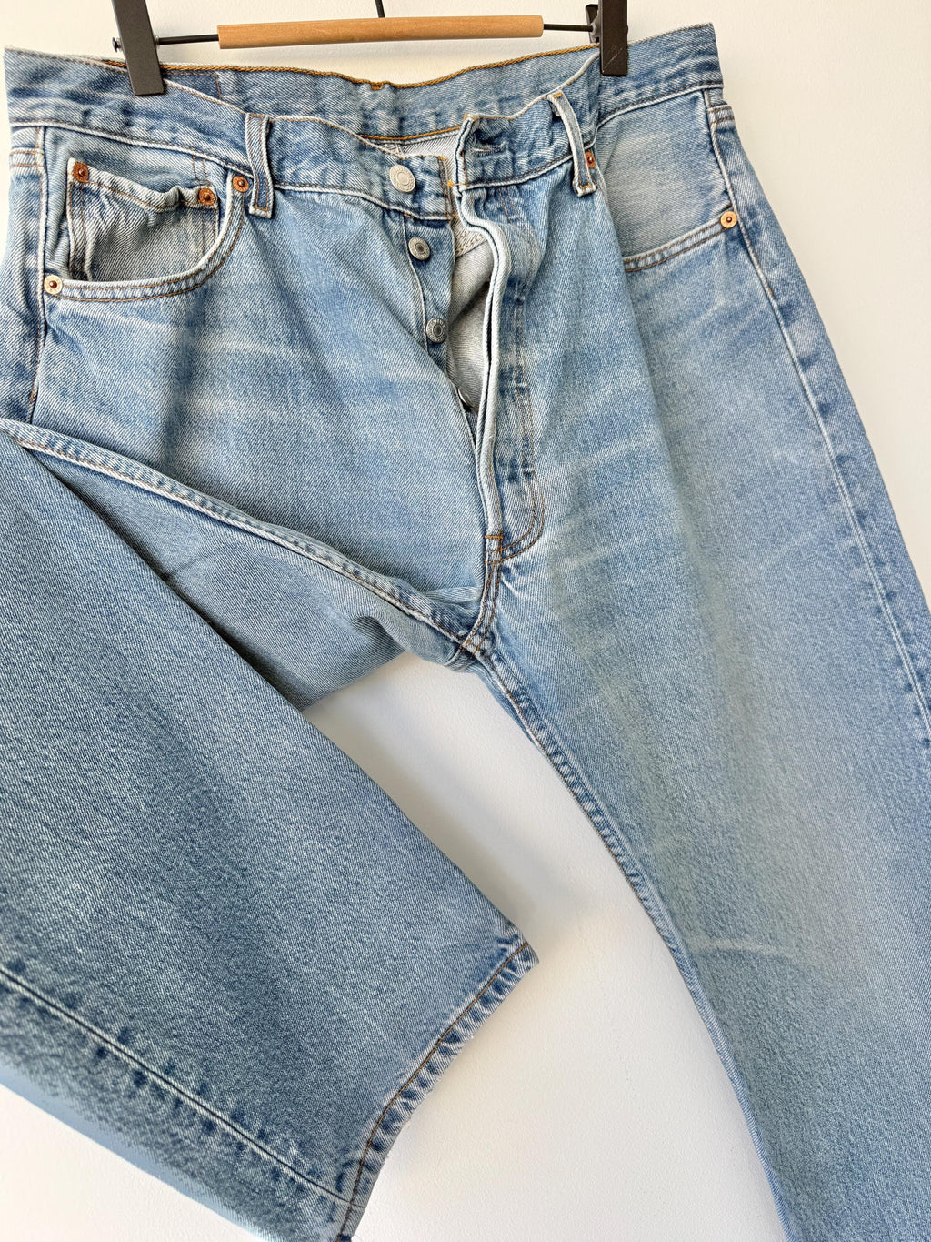 W33 L33 vintage Levis 501 33” measured waist medium faded blue denim made in Y2K