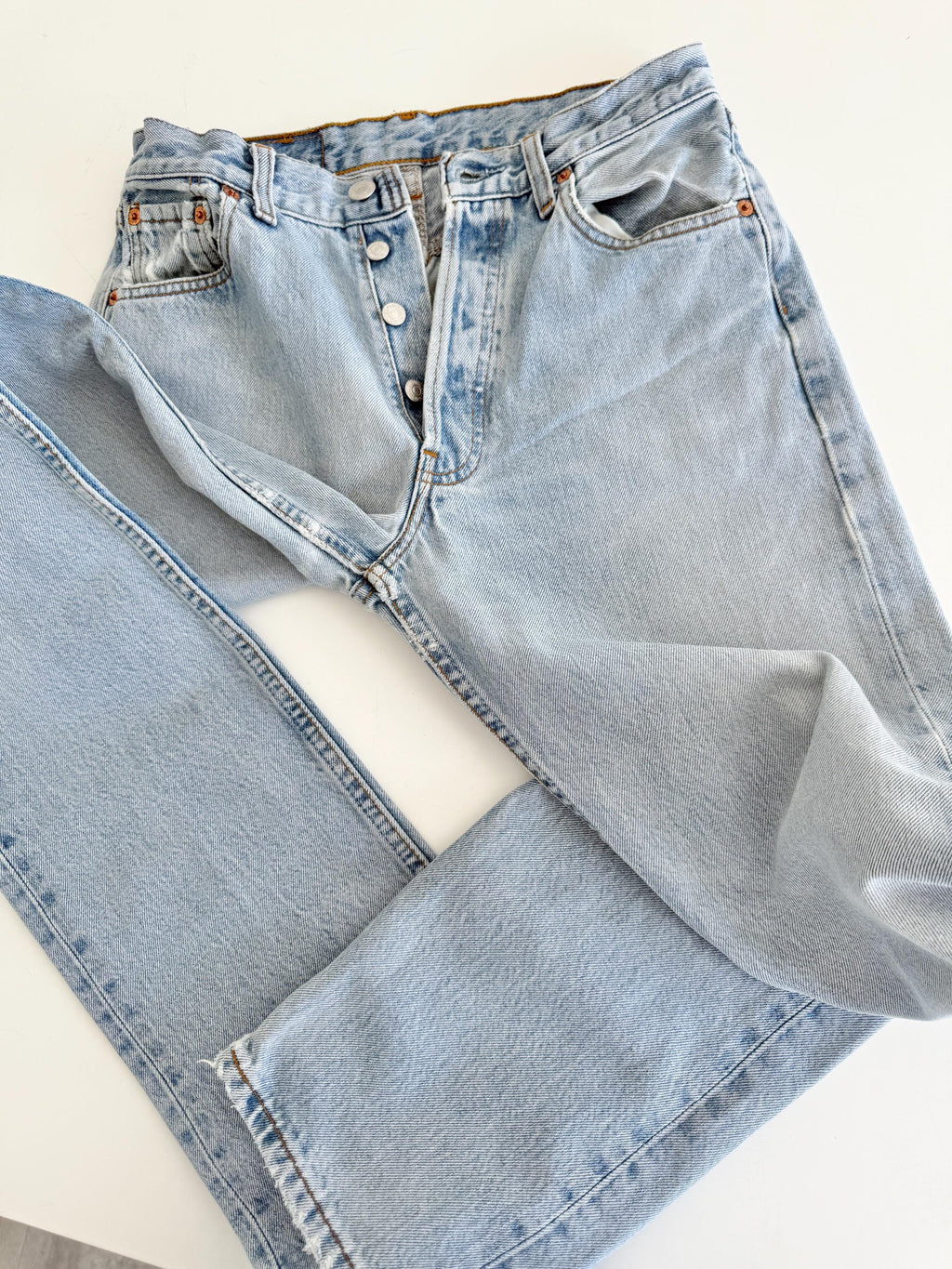 W27 L33 Levis 501 vintage 26-27” measured waist faded light blue made in 90s