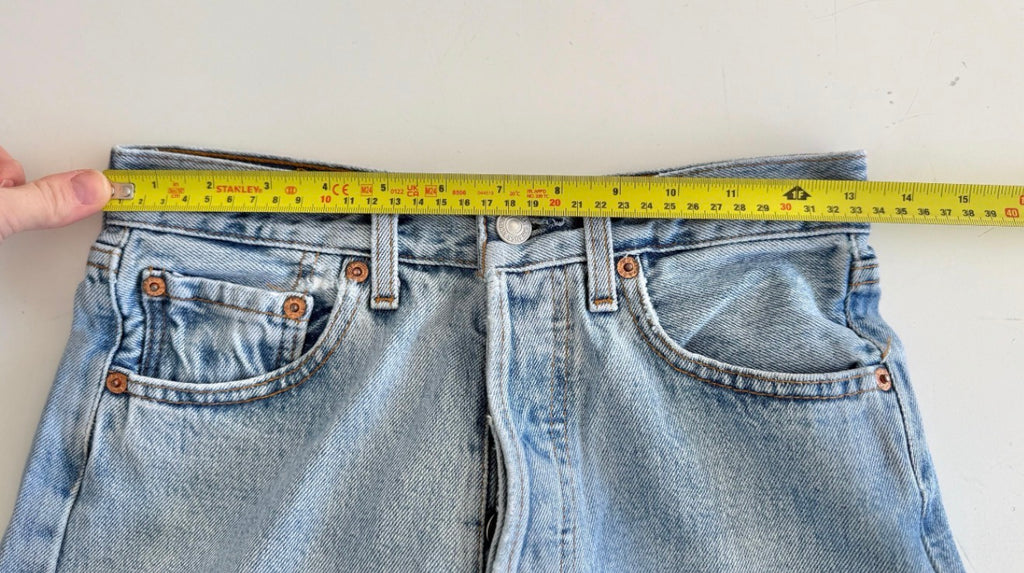 W25 L31 vintage Levis 501 24-25” measured light blue made in 90s -Stephanie