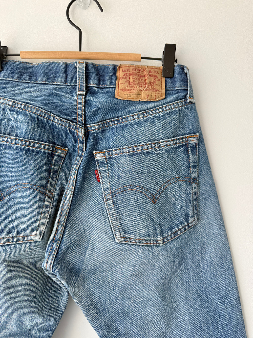 W27 L27 vintage Levis 501 26/27” measured waist dark faded blue 501s 80s