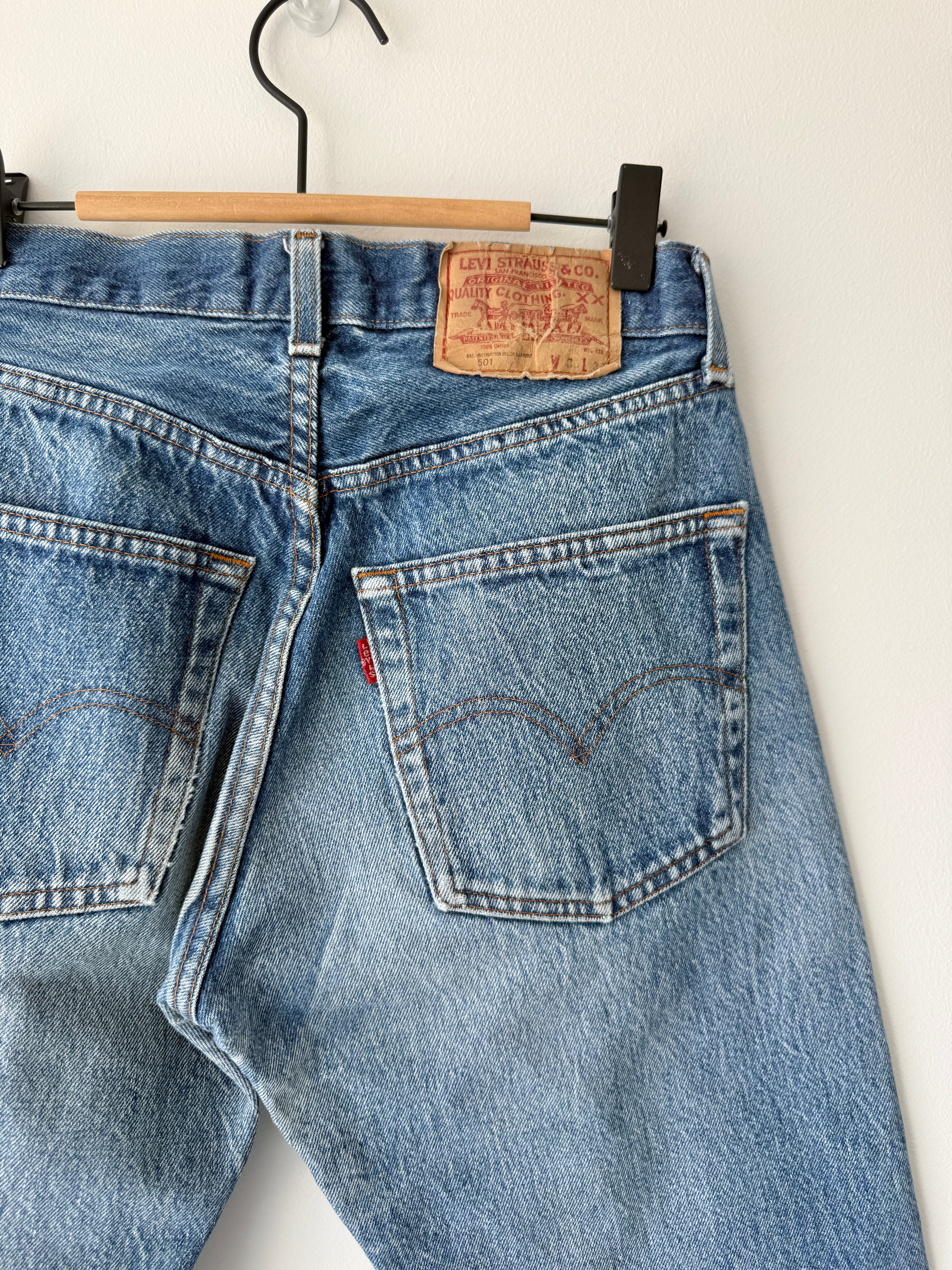 W27 L27 vintage Levis 501 26/27” measured waist dark faded blue 501s 80s