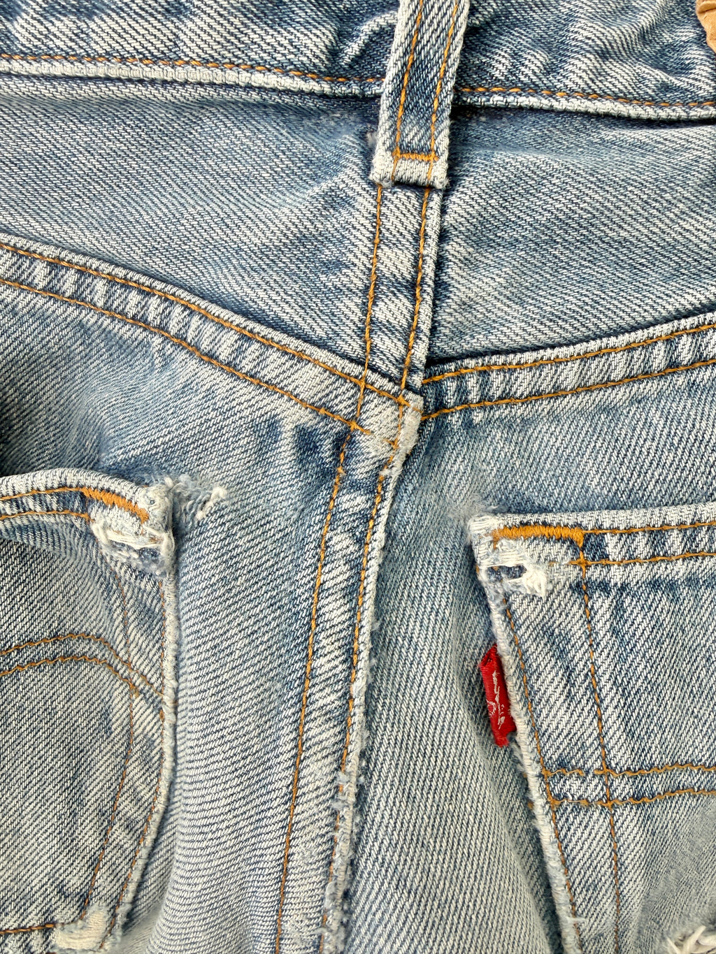 W25 L30 vintage Levis 501 25” light medium blue Levi’s 501s