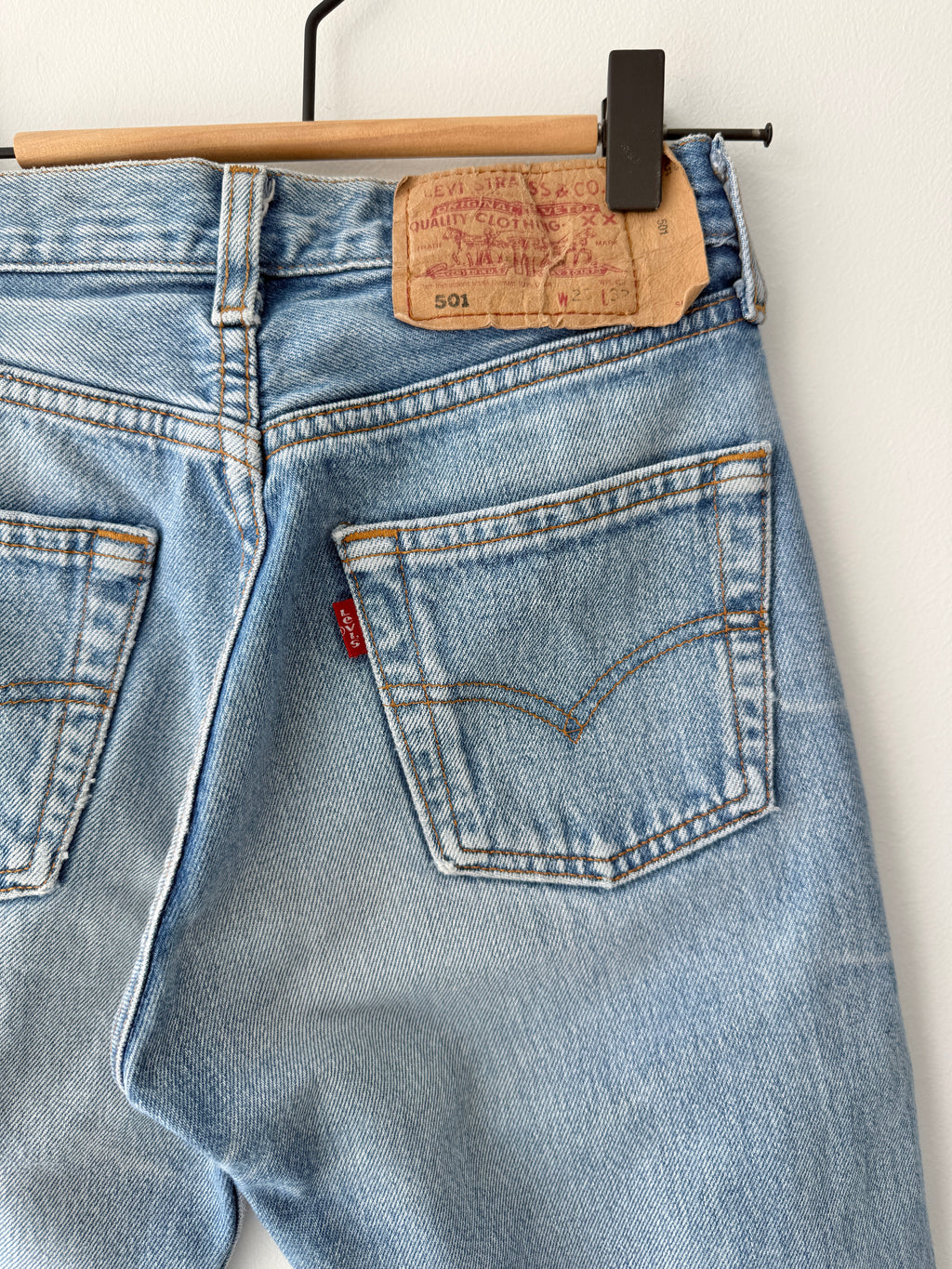 Soft W23 L29 vintage Levis 501 22-24” measured waist medium faded whisker blue 501s 90s