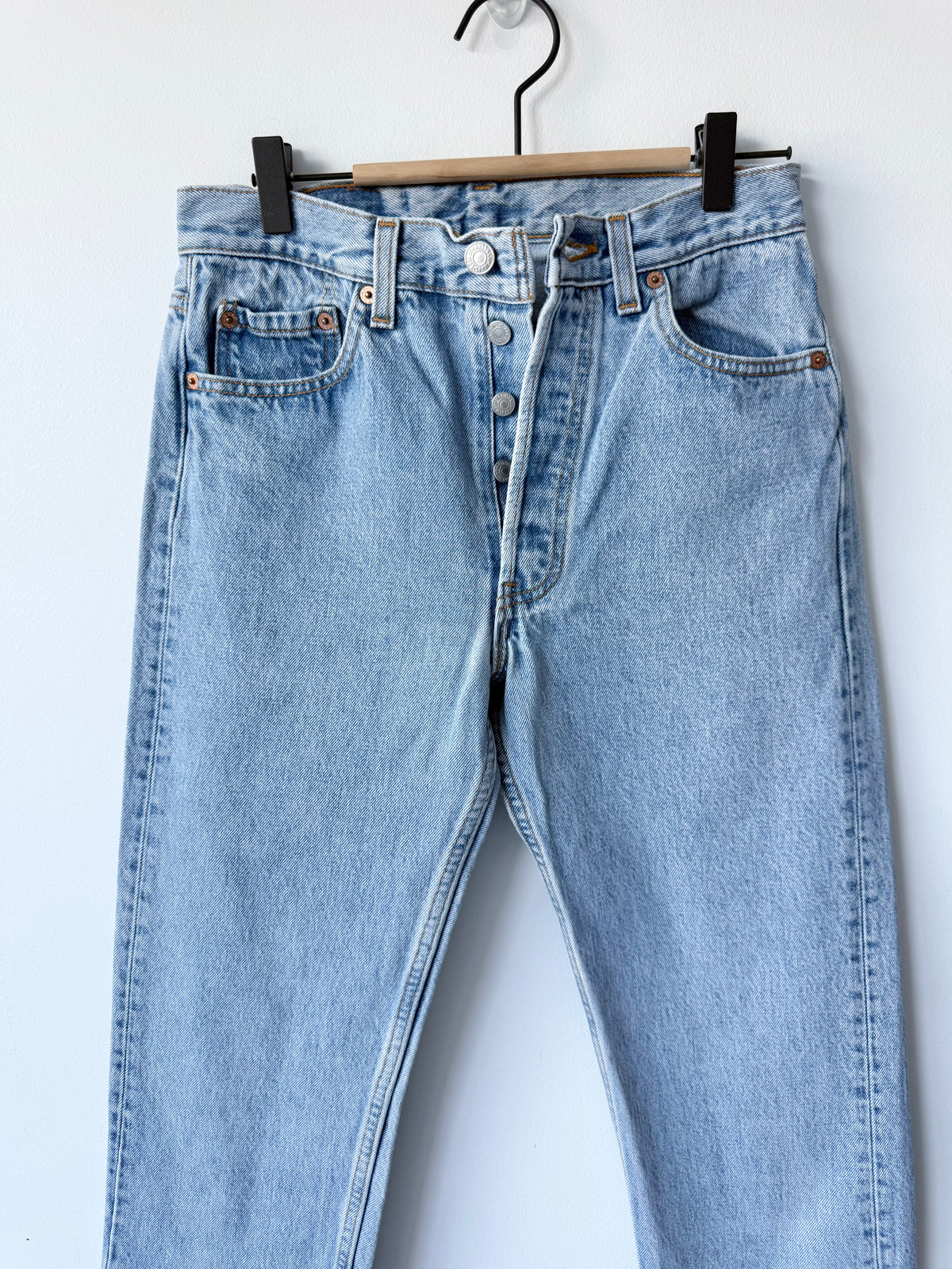 W27 L29 vintage Levis 501 light blue faded 26/27” measured waist 90s USA levis 501s slim hips