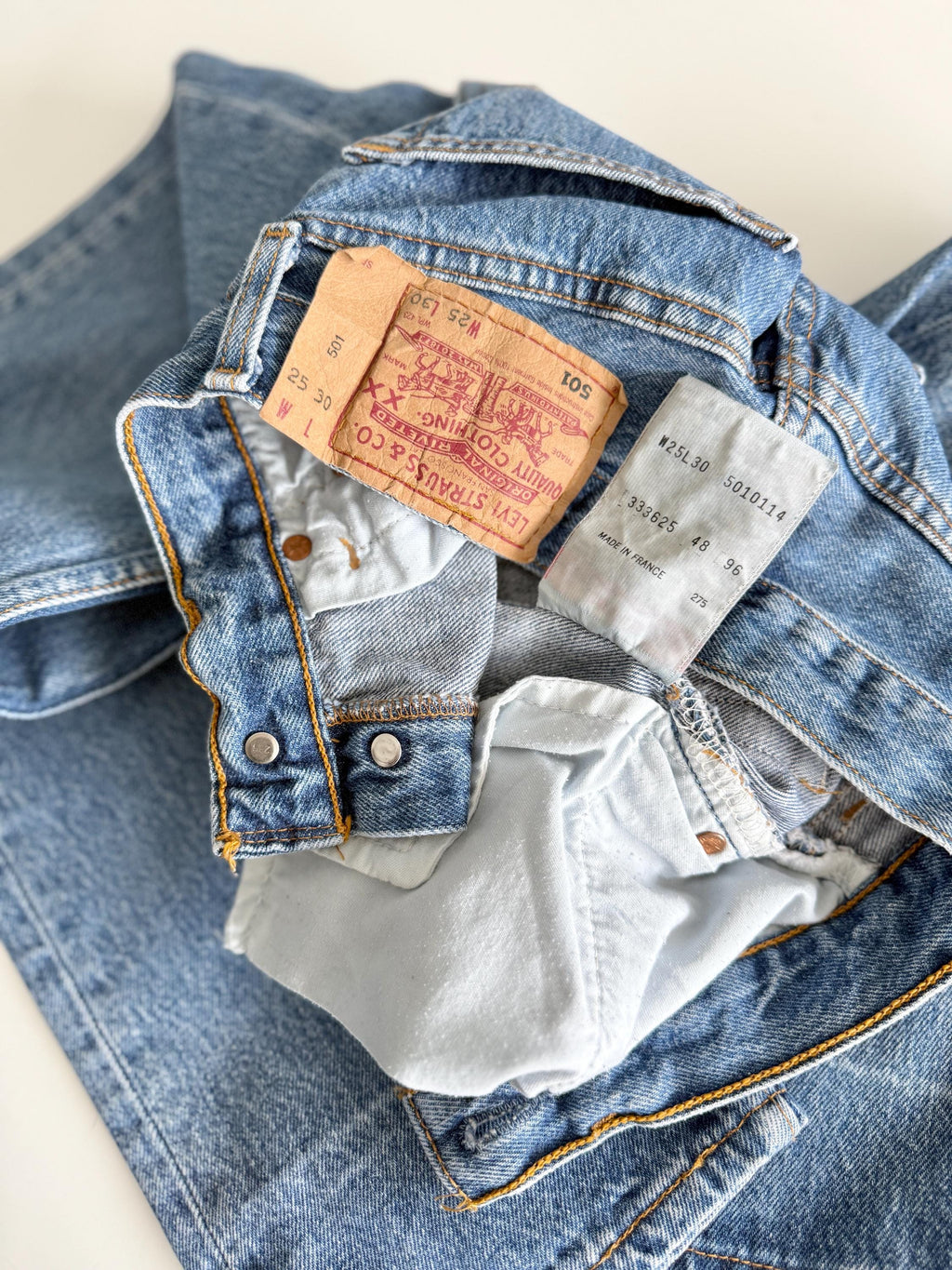 W23 L29  vintage Levis 501 22-23” measured waist medium fade made in 90s