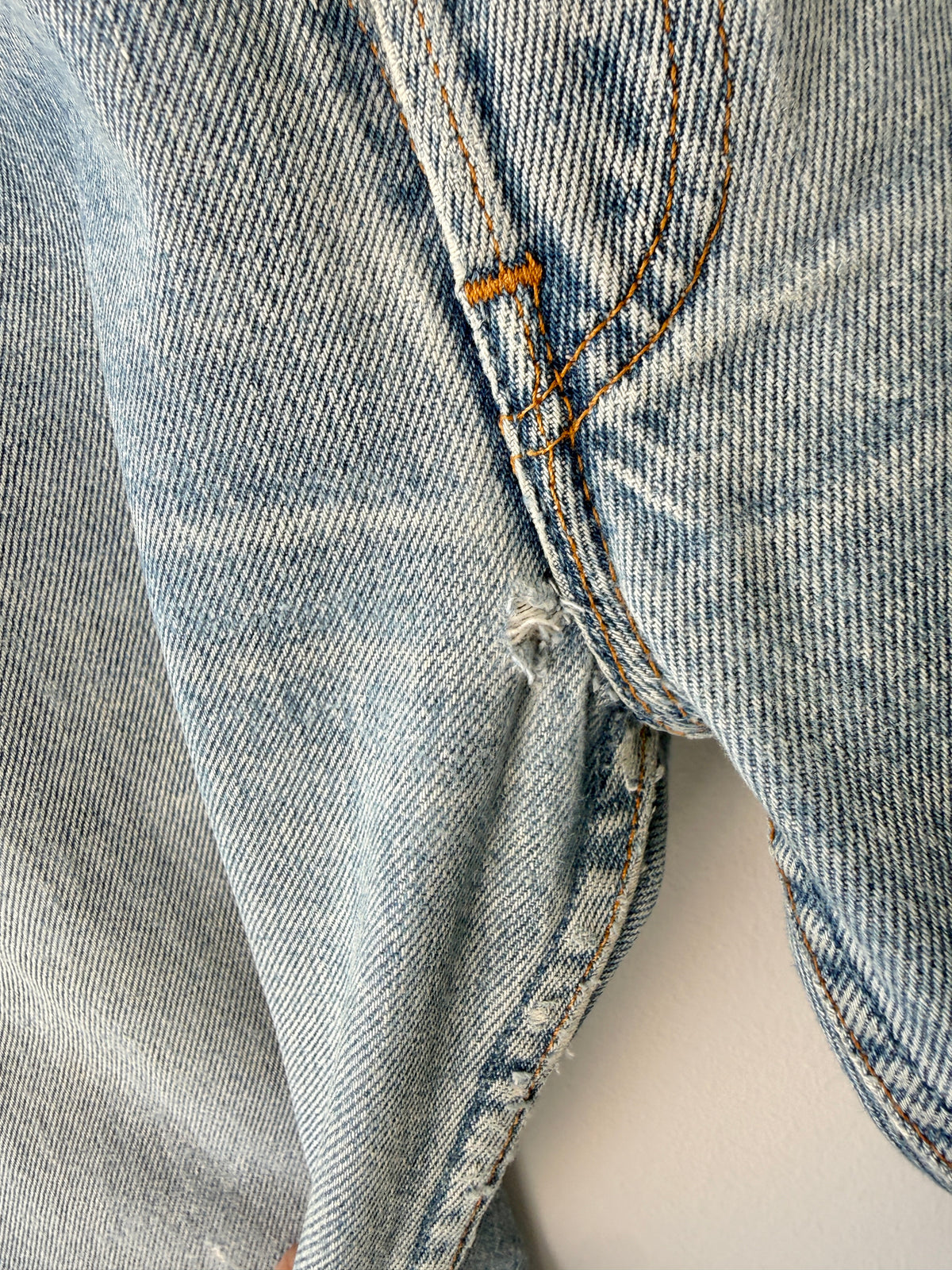 W31 L31 vintage Levis 501 medium light blue 30/31” measured waist 501s 90s USA