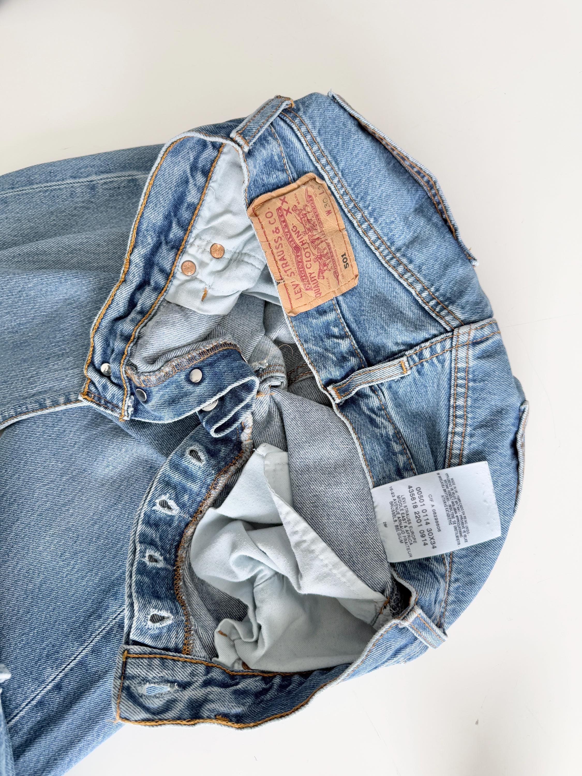 Levis 501s  vintage w26/27 L27 medium blue 501s made in the U.K.  straight leg jeans 501 26”/27” waist