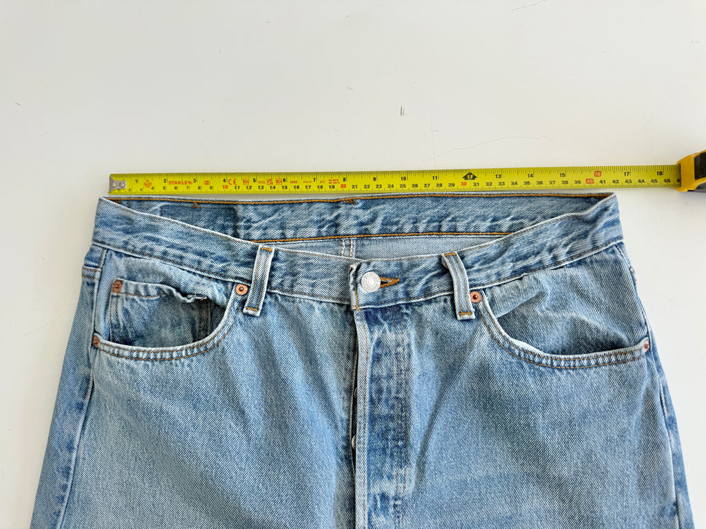 W33 L32 vintage Levis 501 32/33” measured waist medium blue 90s USA  501s