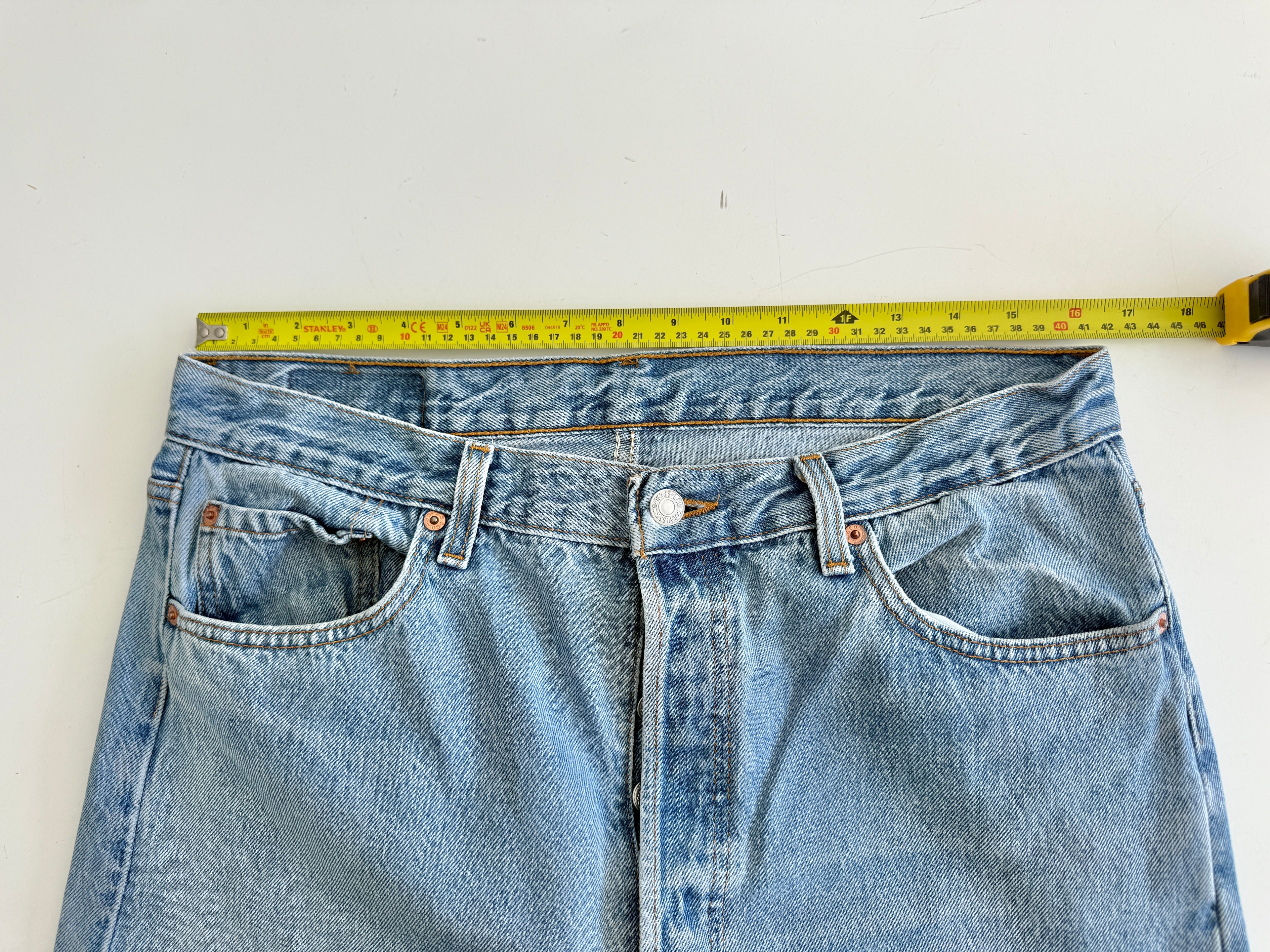W33 L32 vintage Levis 501 32/33” measured waist medium blue 90s USA  501s